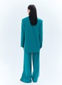 Жакет однобортный oversize, цвет: изумрудный Allweneed
Жакет с объёмной линией плеча. Шлица на спинке для декора и комфорта (не забудьте её разрезать). Мы создали слегка удлинённую модель свободного кроя, с небольшим прилеганием по талии, которая подходит девушкам разного роста. Изделие имеет карманы с клапаном, бочком, а также вытачкой на полочке и декоративной листочкой выше груди. Приятная костюмная ткань деликатно блестит и хорошо держит форму. В этом сезоне цвет играет для нас важное значение и отражает плавное погружение в весенний период. Два базовых оттенка и один акцентный изящный изумрудный.