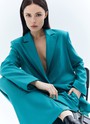 Жакет однобортный oversize, цвет: изумрудный Allweneed
Жакет с объёмной линией плеча. Шлица на спинке для декора и комфорта (не забудьте её разрезать). Мы создали слегка удлинённую модель свободного кроя, с небольшим прилеганием по талии, которая подходит девушкам разного роста. Изделие имеет карманы с клапаном, бочком, а также вытачкой на полочке и декоративной листочкой выше груди. Приятная костюмная ткань деликатно блестит и хорошо держит форму. В этом сезоне цвет играет для нас важное значение и отражает плавное погружение в весенний период. Два базовых оттенка и один акцентный изящный изумрудный.