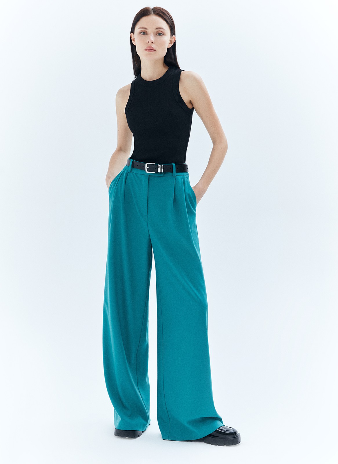 Брюки-палаццо, цвет: изумрудный Allweneed
Широкие брюки полной длины с посадкой на талии. Скрытая застёжка на молнию и два крючка. Изделие с двумя глубокими карманами. Мы изготовили эту модель из костюмной ткани высокого качества, поэтому брюки хорошо сидят и идеально вписываются в тренд low-key люкс, когда мы ценим хороший крой, достойный состав и лаконичный силуэт. Материал струится и создает расслабленный образ. Сочетайте с жакетом или комбинируйте с лонгсливами и водолазкой.