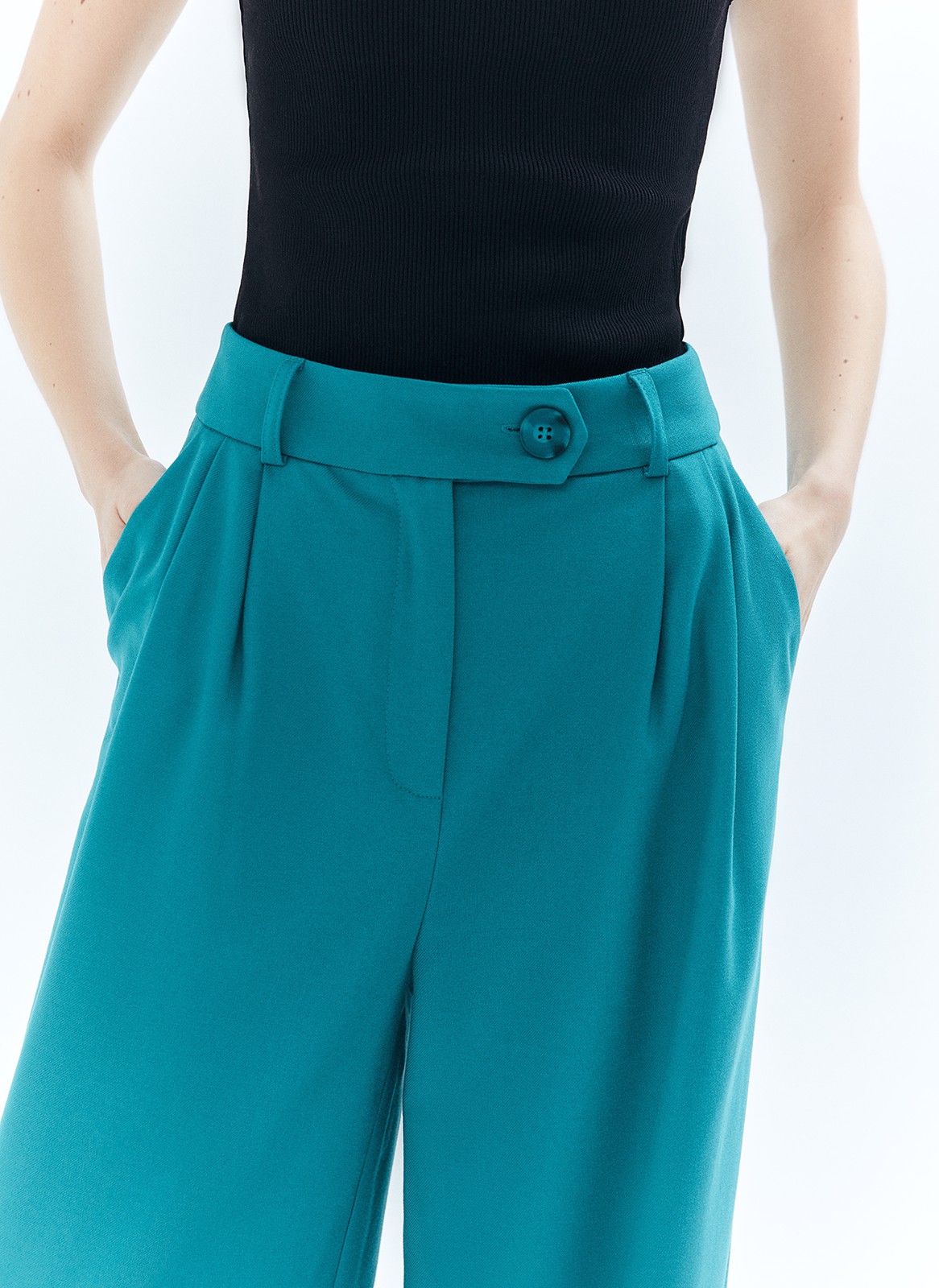 Брюки-палаццо, цвет: изумрудный Allweneed
Широкие брюки полной длины с посадкой на талии. Скрытая застёжка на молнию и два крючка. Изделие с двумя глубокими карманами. Мы изготовили эту модель из костюмной ткани высокого качества, поэтому брюки хорошо сидят и идеально вписываются в тренд low-key люкс, когда мы ценим хороший крой, достойный состав и лаконичный силуэт. Материал струится и создает расслабленный образ. Сочетайте с жакетом или комбинируйте с лонгсливами и водолазкой.