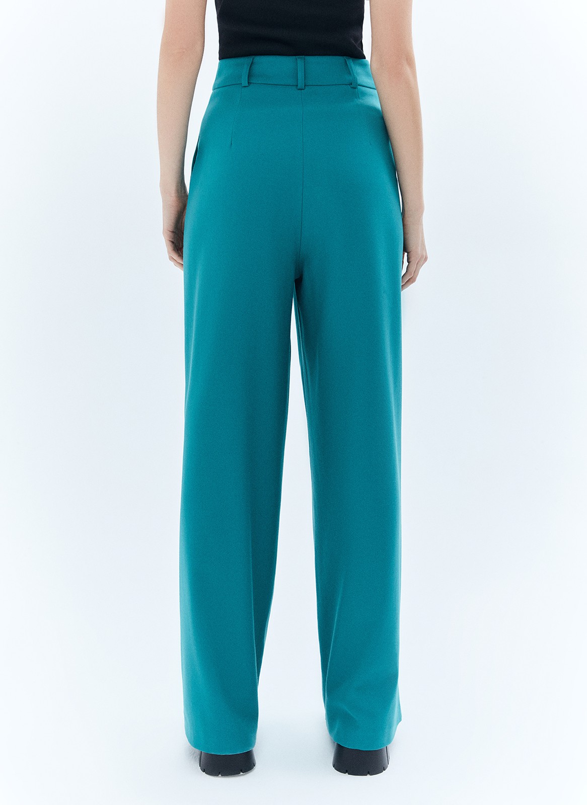 Брюки-палаццо, цвет: изумрудный Allweneed
Широкие брюки полной длины с посадкой на талии. Скрытая застёжка на молнию и два крючка. Изделие с двумя глубокими карманами. Мы изготовили эту модель из костюмной ткани высокого качества, поэтому брюки хорошо сидят и идеально вписываются в тренд low-key люкс, когда мы ценим хороший крой, достойный состав и лаконичный силуэт. Материал струится и создает расслабленный образ. Сочетайте с жакетом или комбинируйте с лонгсливами и водолазкой.
