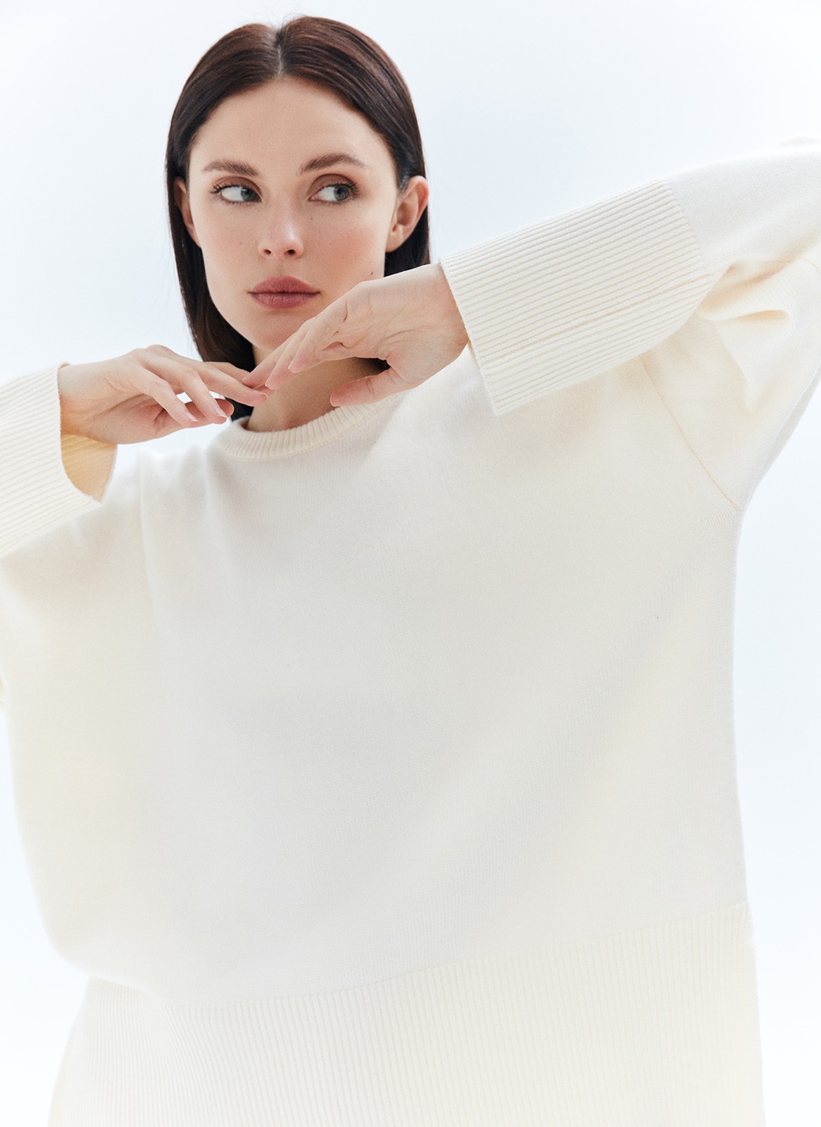 Объемный свитер с разрезами по бокам, цвет: молочный Allweneed
Свитер свободного кроя с разрезами по бокам. Материал согревает и очень приятно касается тела, поэтому вы можете проводить в нём время в прохладные вечера. Для офиса сочетайте свитер с юбкой миди, а для отдыха с удобными джинсами или брюками из трикотажа.