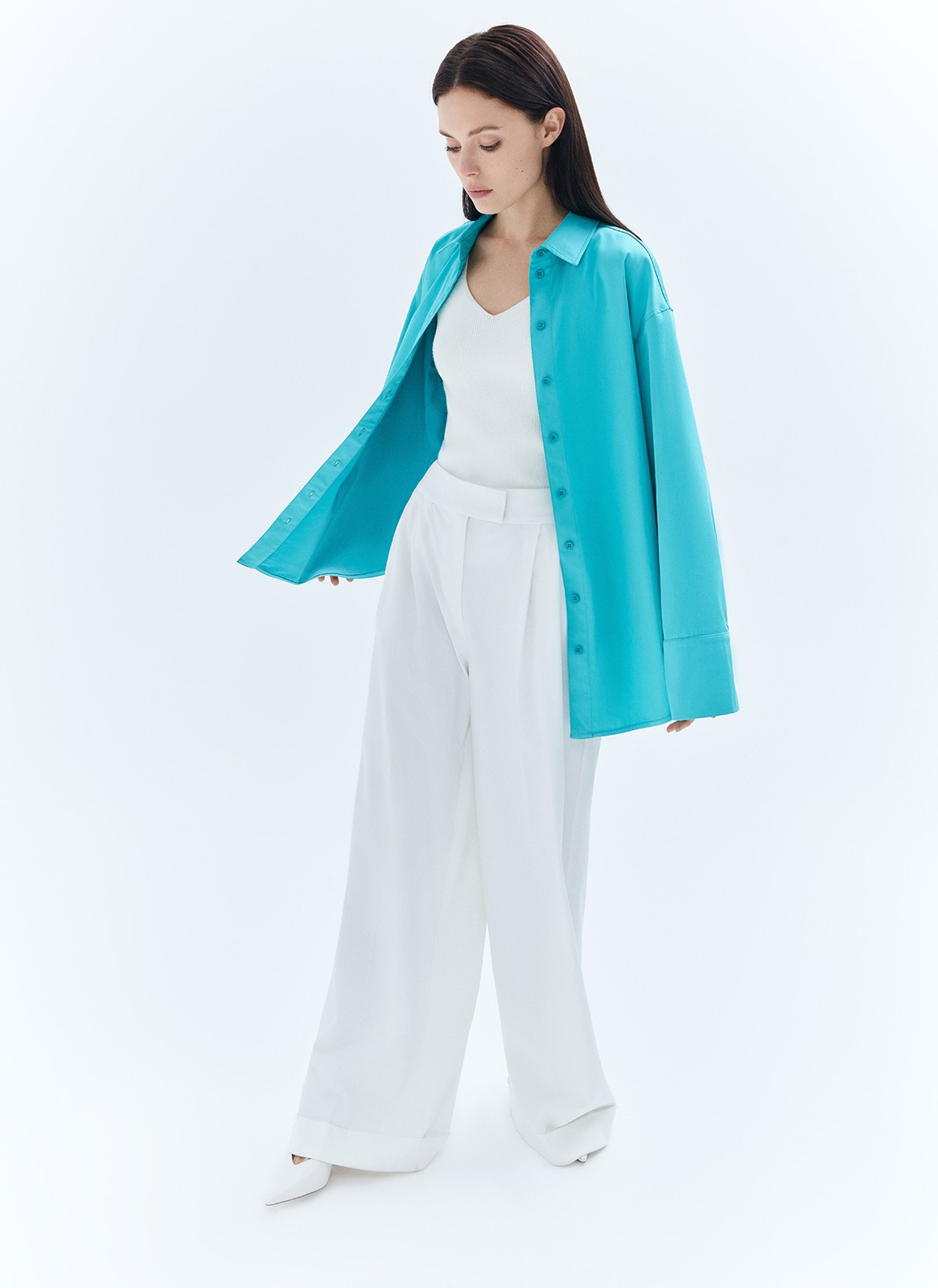 Рубашка oversize, цвет: изумрудный Allweneed
Объёмная рубашка со спущенной проймой. Модель с широкими манжетами на пяти пуговицах. Мы выполнили изделие из приятной на ощупь рубашечной ткани, гладкой, мягкой и плотной, удобной в использовании и менее мнущейся, чем 100% хлопок.