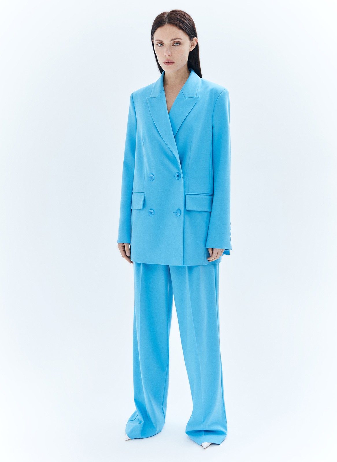 Жакет двубортный oversize, цвет: голубой Allweneed
Двубортный жакет прямого силуэта с классической линией плеча. Для модели мы выбрали турецкую костюмную ткань, которая производилась только для нас, с добавлением нежных волокон вискозы. Изделие с приятной к телу подкладочной тканью. Хороший жакет сегодня считается одной из основ грамотного гардероба, поскольку он дарит огромное количество сочетаний: от строгих офисных вариантов до нарядных вечерних.