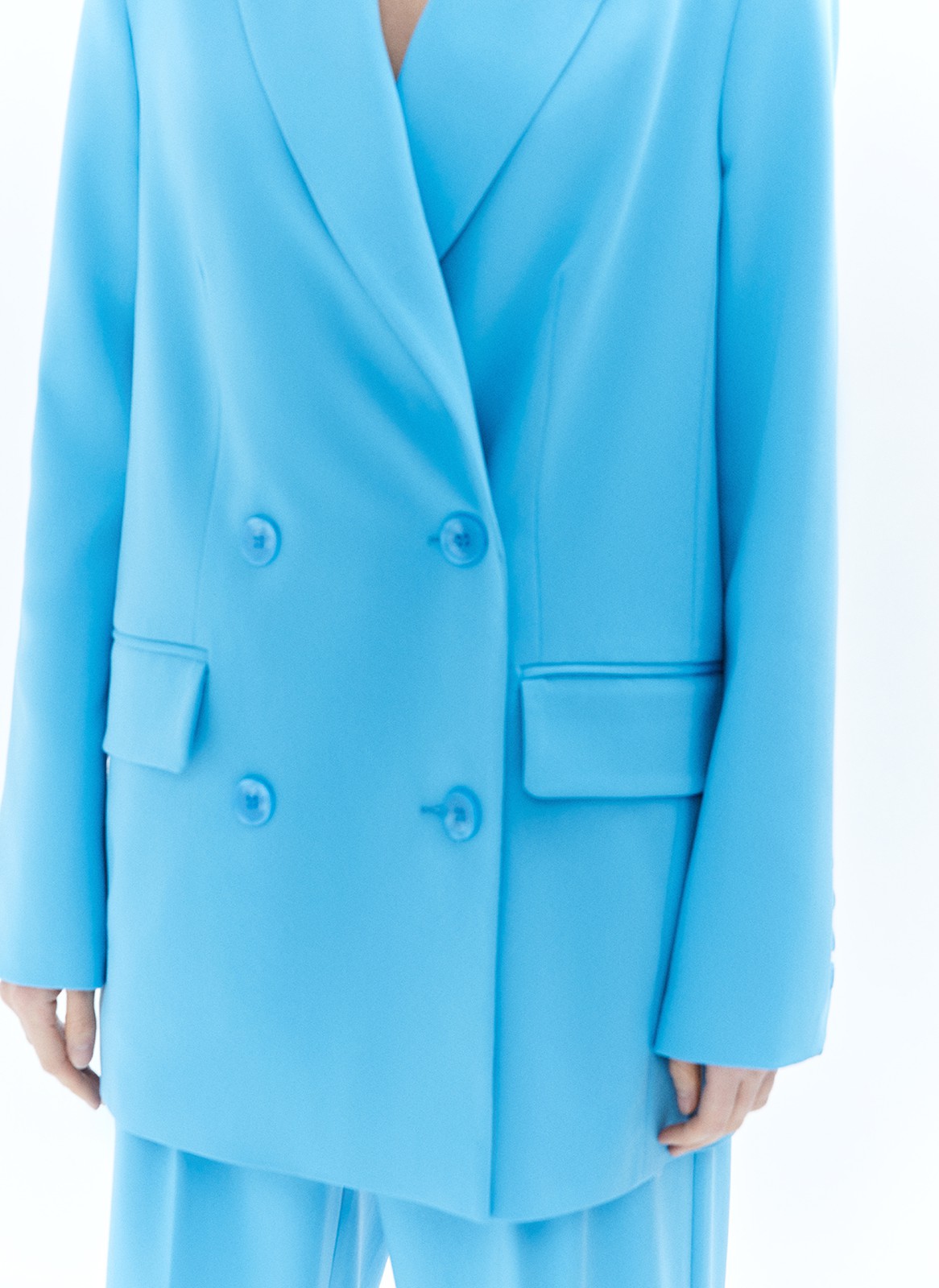 Жакет двубортный oversize, цвет: голубой Allweneed
Двубортный жакет прямого силуэта с классической линией плеча. Для модели мы выбрали турецкую костюмную ткань, которая производилась только для нас, с добавлением нежных волокон вискозы. Изделие с приятной к телу подкладочной тканью. Хороший жакет сегодня считается одной из основ грамотного гардероба, поскольку он дарит огромное количество сочетаний: от строгих офисных вариантов до нарядных вечерних.