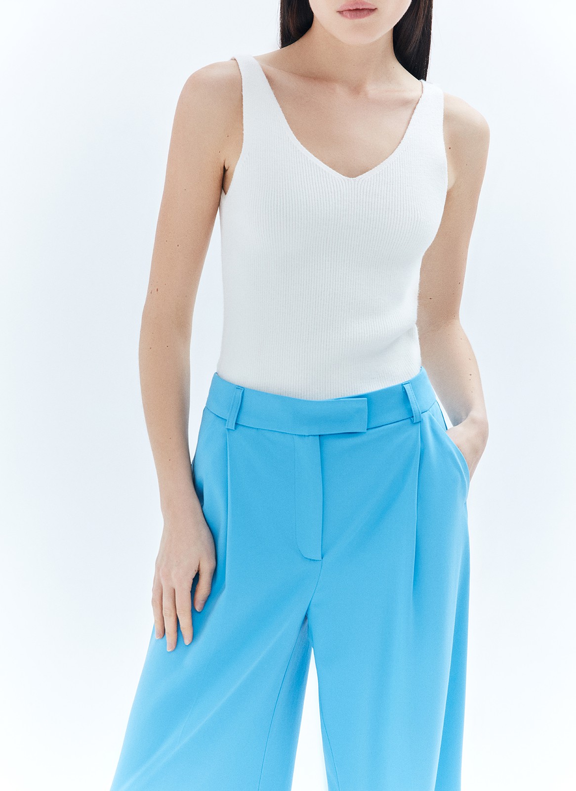 Брюки прямые полной длины, цвет: голубой Allweneed
Базовые брюки с посадкой чуть ниже талии и плотным поясом можно носить их без ремня. Выполнены из качественной турецкой костюмной ткани. Ткань хорошо держит форму и отлично сидит на фигуре. Сочетайте с яркими жакетами.