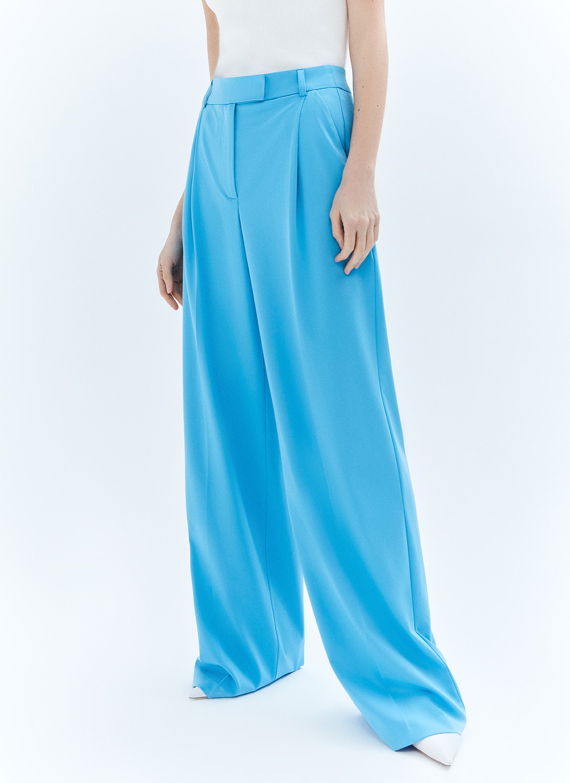 Брюки прямые полной длины, цвет: голубой Allweneed
Базовые брюки с посадкой чуть ниже талии и плотным поясом можно носить их без ремня. Выполнены из качественной турецкой костюмной ткани. Ткань хорошо держит форму и отлично сидит на фигуре. Сочетайте с яркими жакетами.