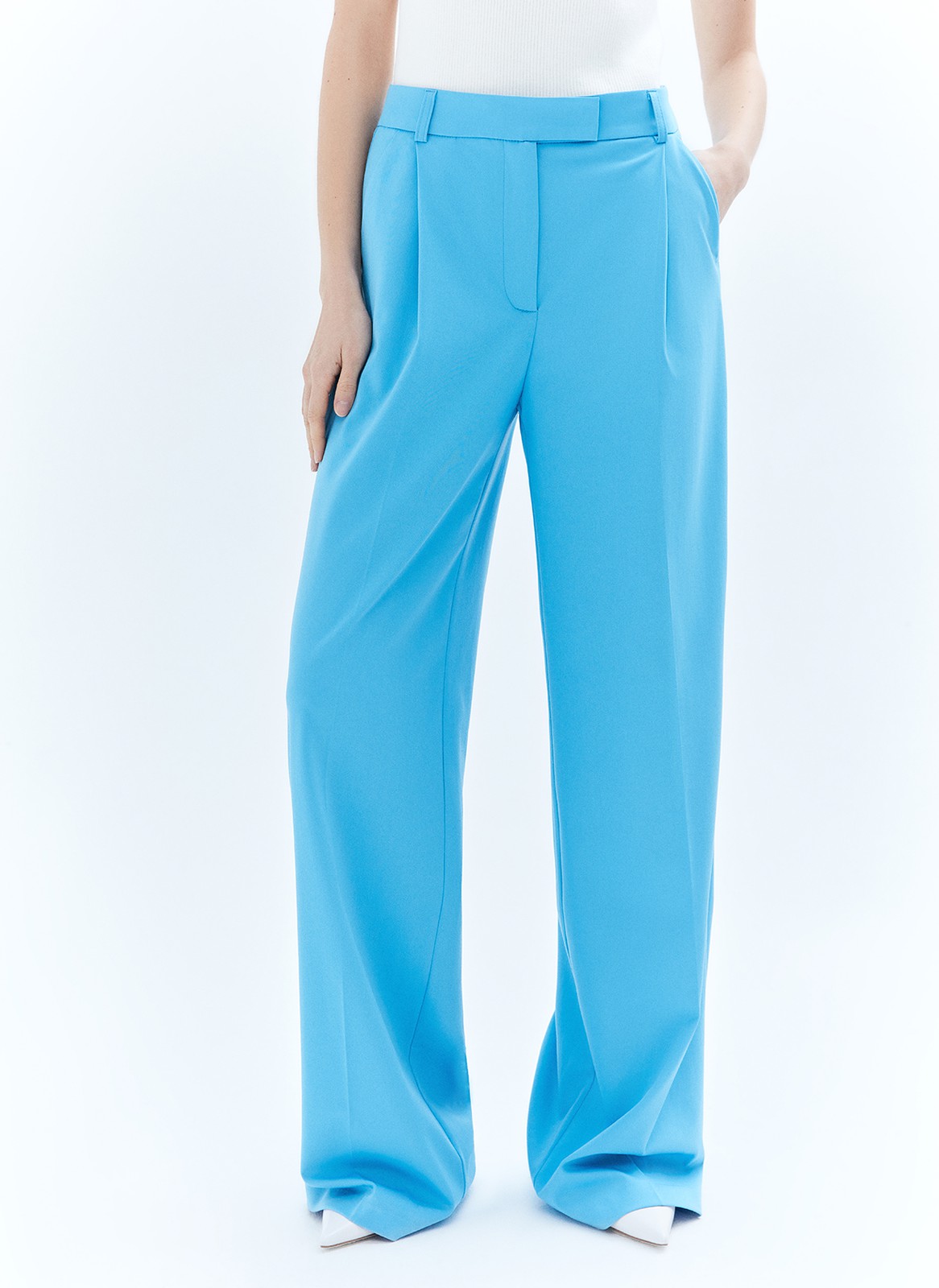 Брюки прямые полной длины, цвет: голубой Allweneed
Базовые брюки с посадкой чуть ниже талии и плотным поясом можно носить их без ремня. Выполнены из качественной турецкой костюмной ткани. Ткань хорошо держит форму и отлично сидит на фигуре. Сочетайте с яркими жакетами.
