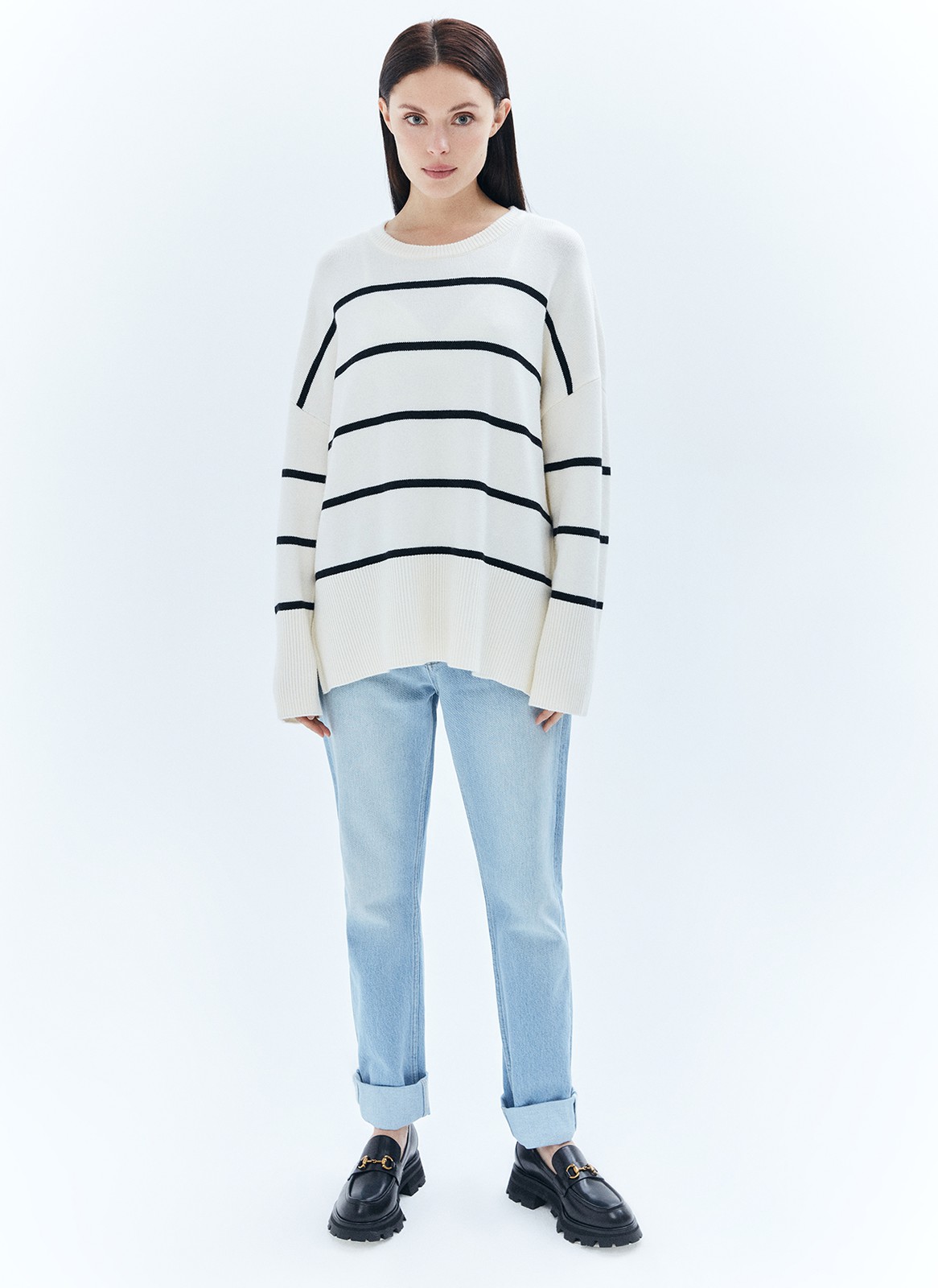 Объемный свитер с разрезами по бокам, цвет: МОЛОЧНО-ЧЕРНЫЙ Allweneed
Свитер свободного кроя с разрезами по бокам. Материал согревает и очень приятно касается тела, поэтому вы можете проводить в нём время в прохладные вечера. Для офиса сочетайте свитер с юбкой миди, а для отдыха с удобными джинсами или брюками из трикотажа.