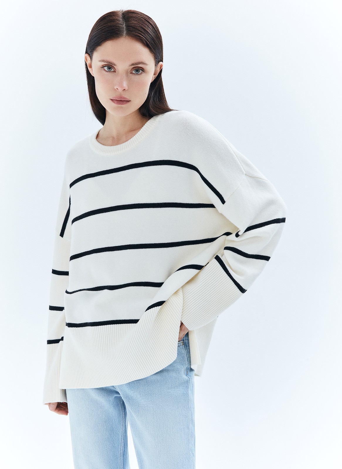 Объемный свитер с разрезами по бокам, цвет: МОЛОЧНО-ЧЕРНЫЙ Allweneed
Свитер свободного кроя с разрезами по бокам. Материал согревает и очень приятно касается тела, поэтому вы можете проводить в нём время в прохладные вечера. Для офиса сочетайте свитер с юбкой миди, а для отдыха с удобными джинсами или брюками из трикотажа.