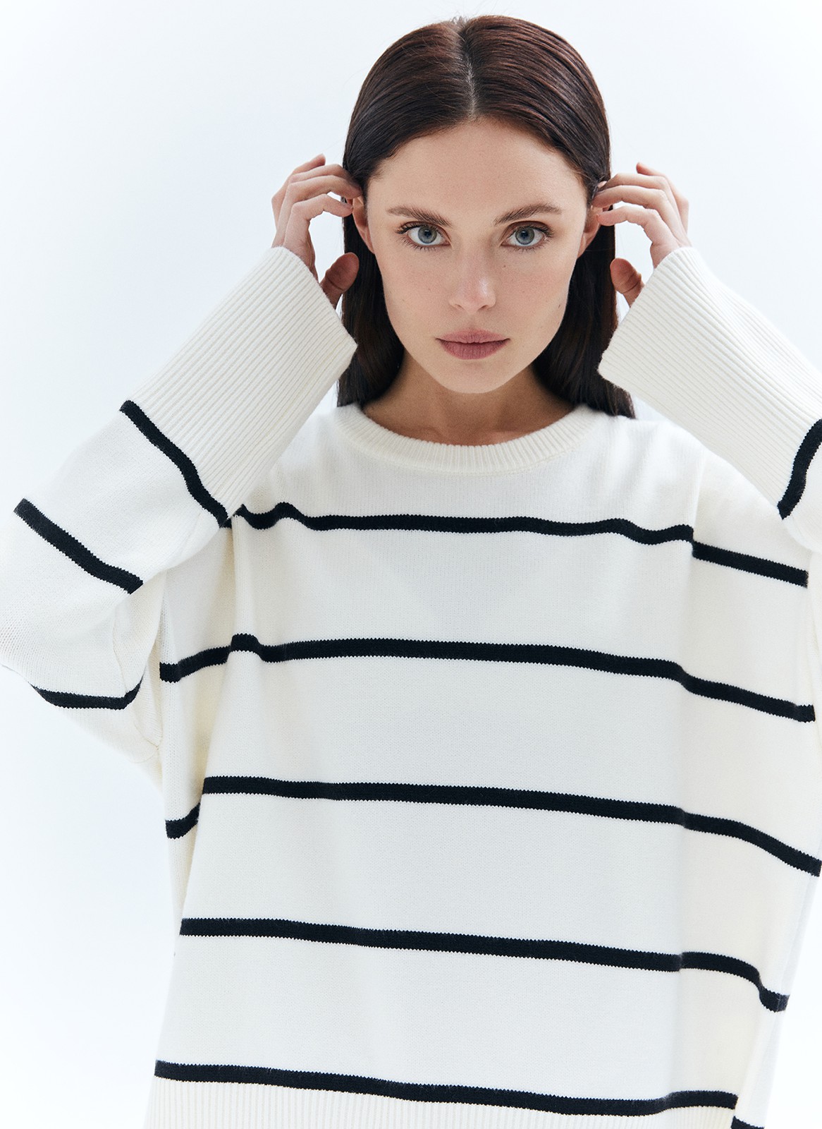 Объемный свитер с разрезами по бокам, цвет: МОЛОЧНО-ЧЕРНЫЙ Allweneed
Свитер свободного кроя с разрезами по бокам. Материал согревает и очень приятно касается тела, поэтому вы можете проводить в нём время в прохладные вечера. Для офиса сочетайте свитер с юбкой миди, а для отдыха с удобными джинсами или брюками из трикотажа.