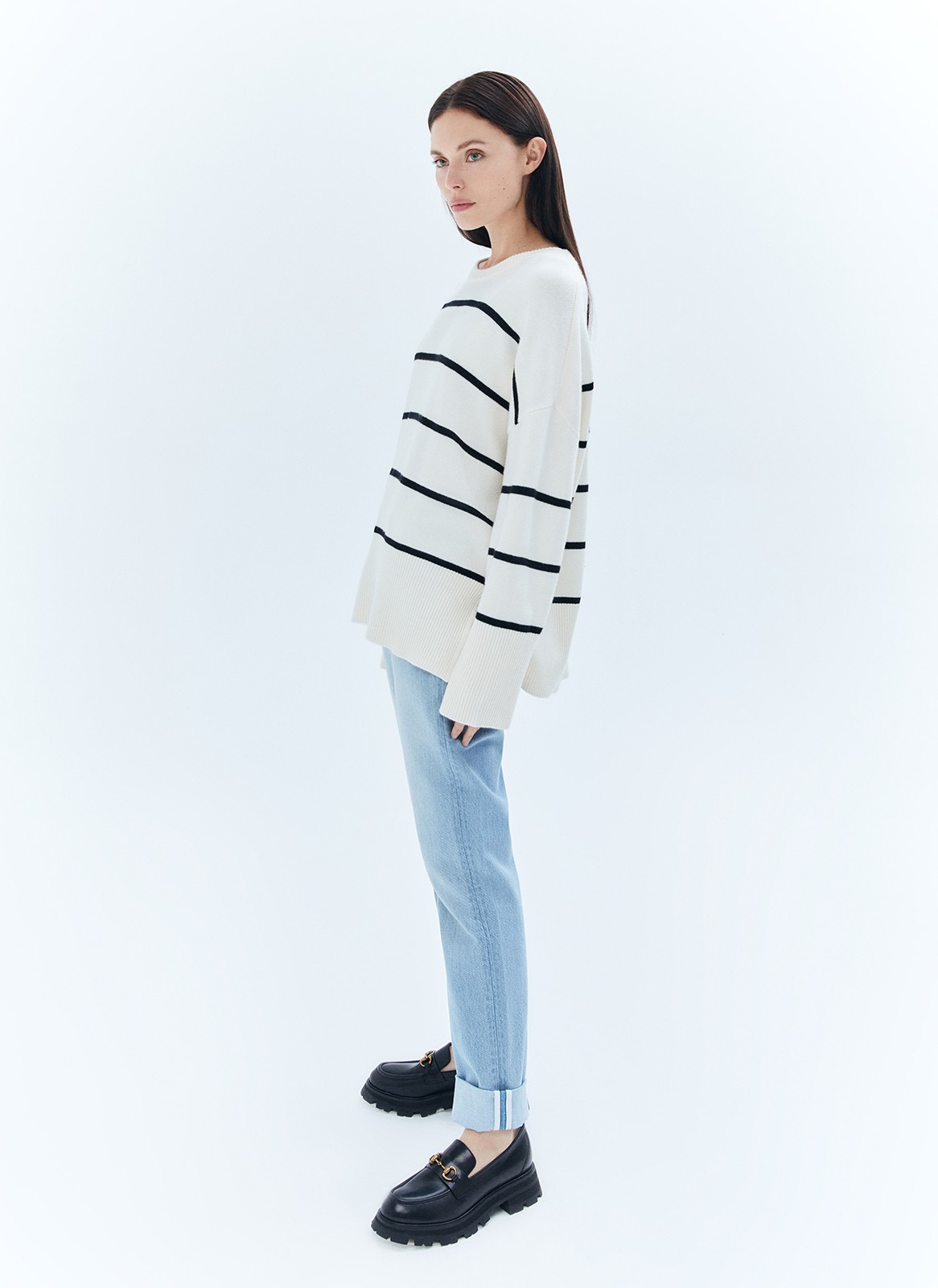 Объемный свитер с разрезами по бокам, цвет: МОЛОЧНО-ЧЕРНЫЙ Allweneed
Свитер свободного кроя с разрезами по бокам. Материал согревает и очень приятно касается тела, поэтому вы можете проводить в нём время в прохладные вечера. Для офиса сочетайте свитер с юбкой миди, а для отдыха с удобными джинсами или брюками из трикотажа.