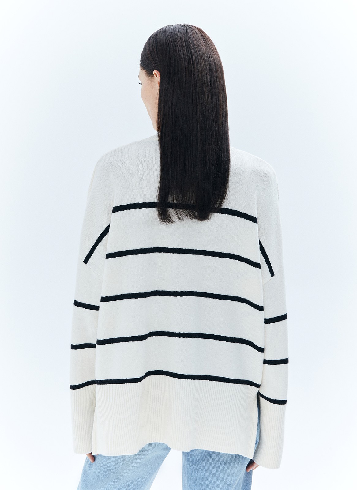 Объемный свитер с разрезами по бокам, цвет: МОЛОЧНО-ЧЕРНЫЙ Allweneed
Свитер свободного кроя с разрезами по бокам. Материал согревает и очень приятно касается тела, поэтому вы можете проводить в нём время в прохладные вечера. Для офиса сочетайте свитер с юбкой миди, а для отдыха с удобными джинсами или брюками из трикотажа.