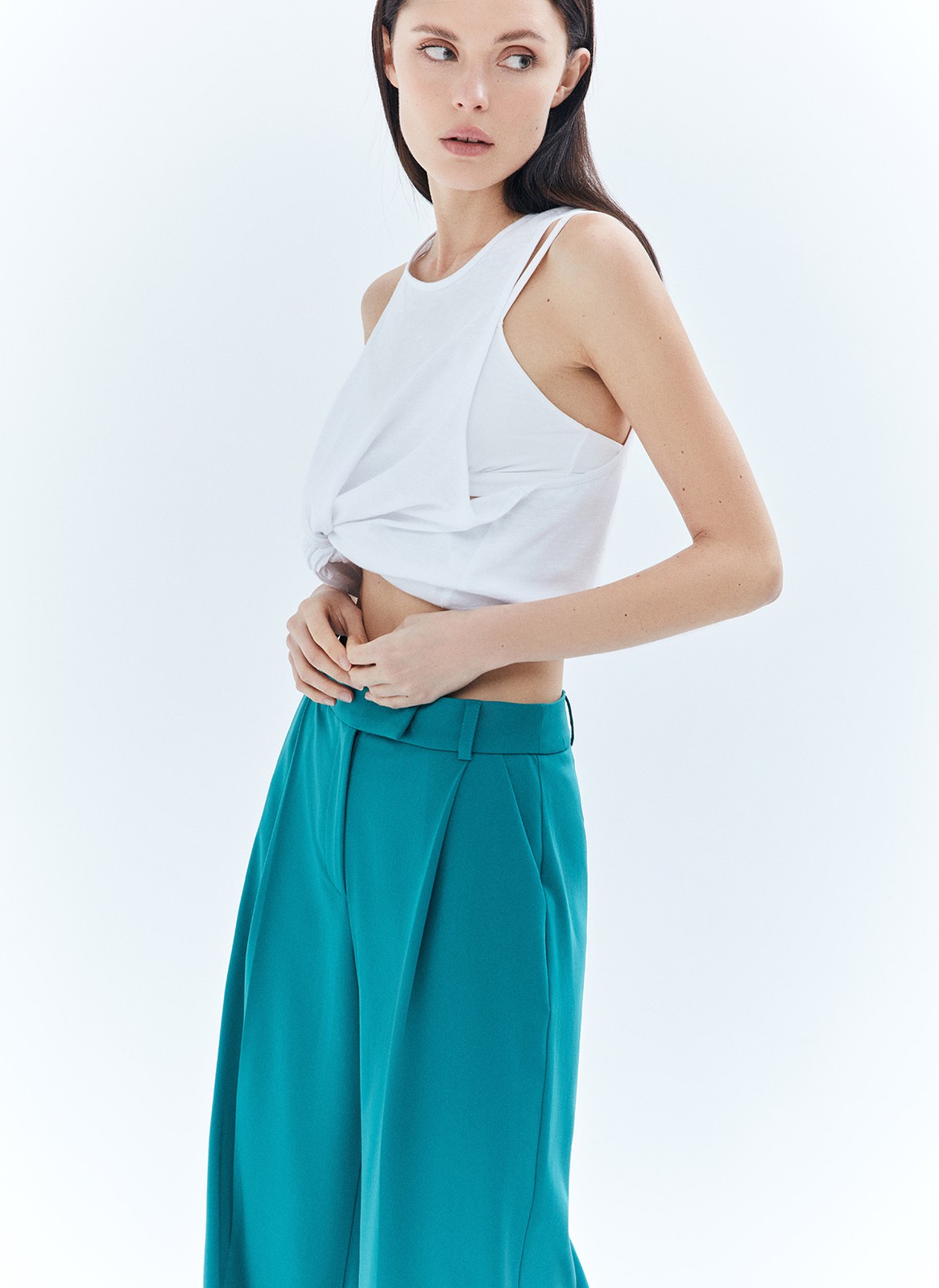 Брюки прямые полной длины, цвет: изумрудный Allweneed
Базовые брюки с посадкой чуть ниже талии и плотным поясом можно носить их без ремня. Выполнены из качественной турецкой костюмной ткани. Ткань хорошо держит форму и отлично сидит на фигуре. Сочетайте с яркими жакетами.