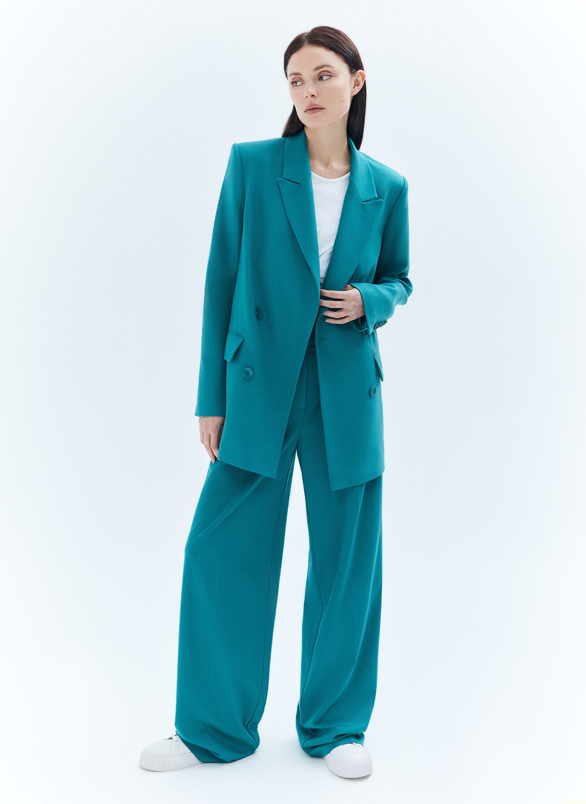 Жакет двубортный oversize, цвет: изумрудный Allweneed
Двубортный жакет прямого силуэта с классической линией плеча. Для модели мы выбрали турецкую костюмную ткань, которая производилась только для нас, с добавлением нежных волокон вискозы. Изделие с приятной к телу подкладочной тканью. Хороший жакет сегодня считается одной из основ грамотного гардероба, поскольку он дарит огромное количество сочетаний: от строгих офисных вариантов до нарядных вечерних.