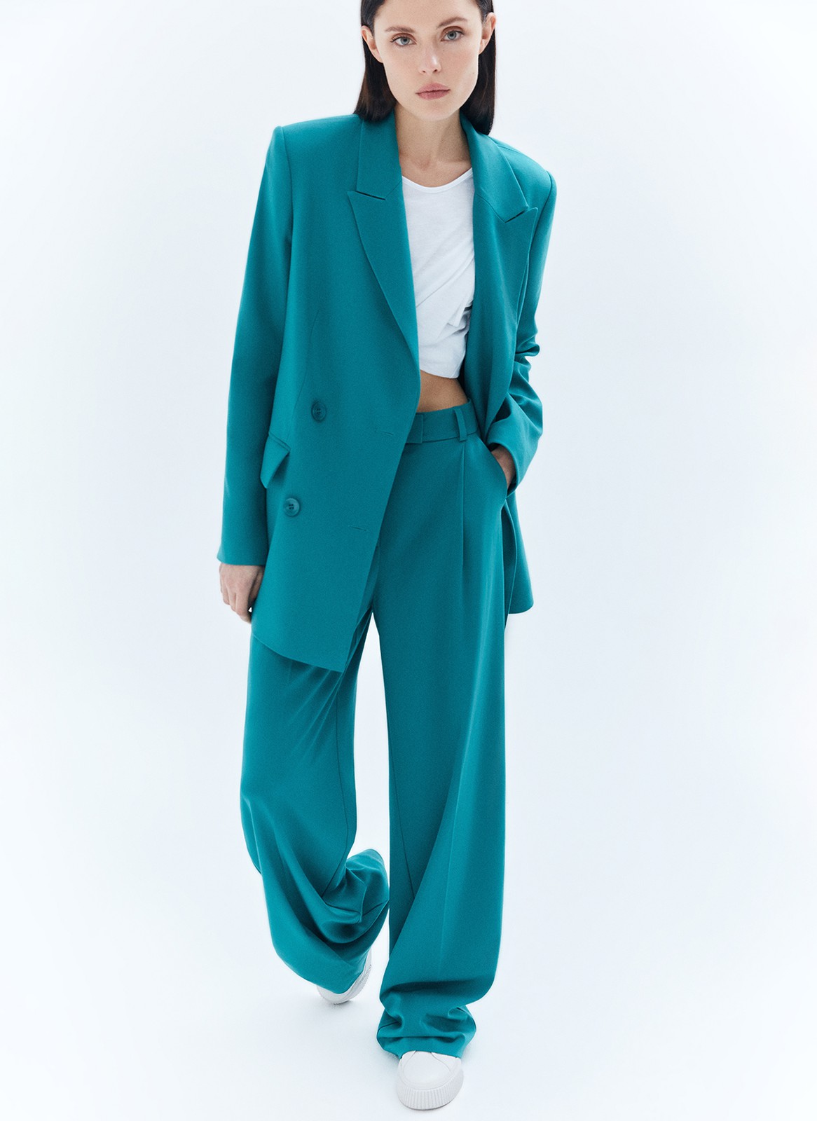 Брюки прямые полной длины, цвет: изумрудный Allweneed
Базовые брюки с посадкой чуть ниже талии и плотным поясом можно носить их без ремня. Выполнены из качественной турецкой костюмной ткани. Ткань хорошо держит форму и отлично сидит на фигуре. Сочетайте с яркими жакетами.