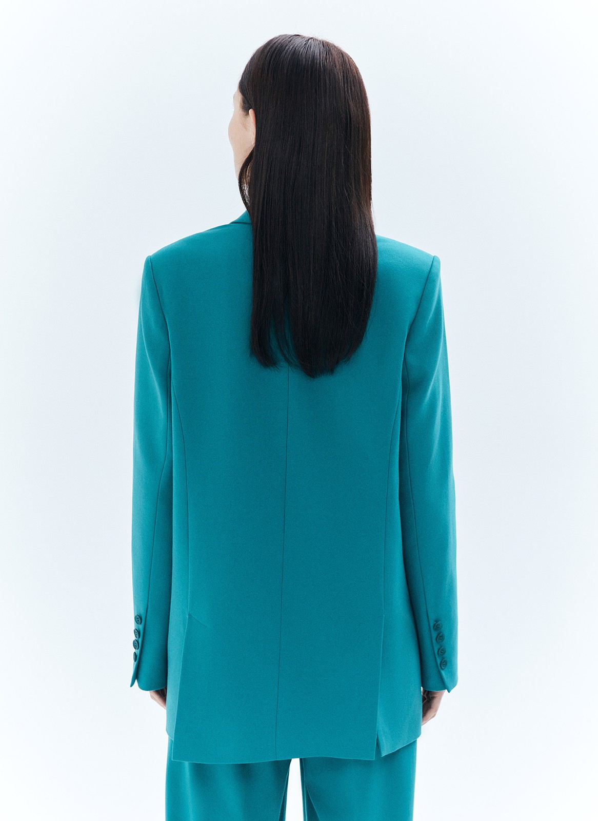 Жакет двубортный oversize, цвет: изумрудный Allweneed
Двубортный жакет прямого силуэта с классической линией плеча. Для модели мы выбрали турецкую костюмную ткань, которая производилась только для нас, с добавлением нежных волокон вискозы. Изделие с приятной к телу подкладочной тканью. Хороший жакет сегодня считается одной из основ грамотного гардероба, поскольку он дарит огромное количество сочетаний: от строгих офисных вариантов до нарядных вечерних.