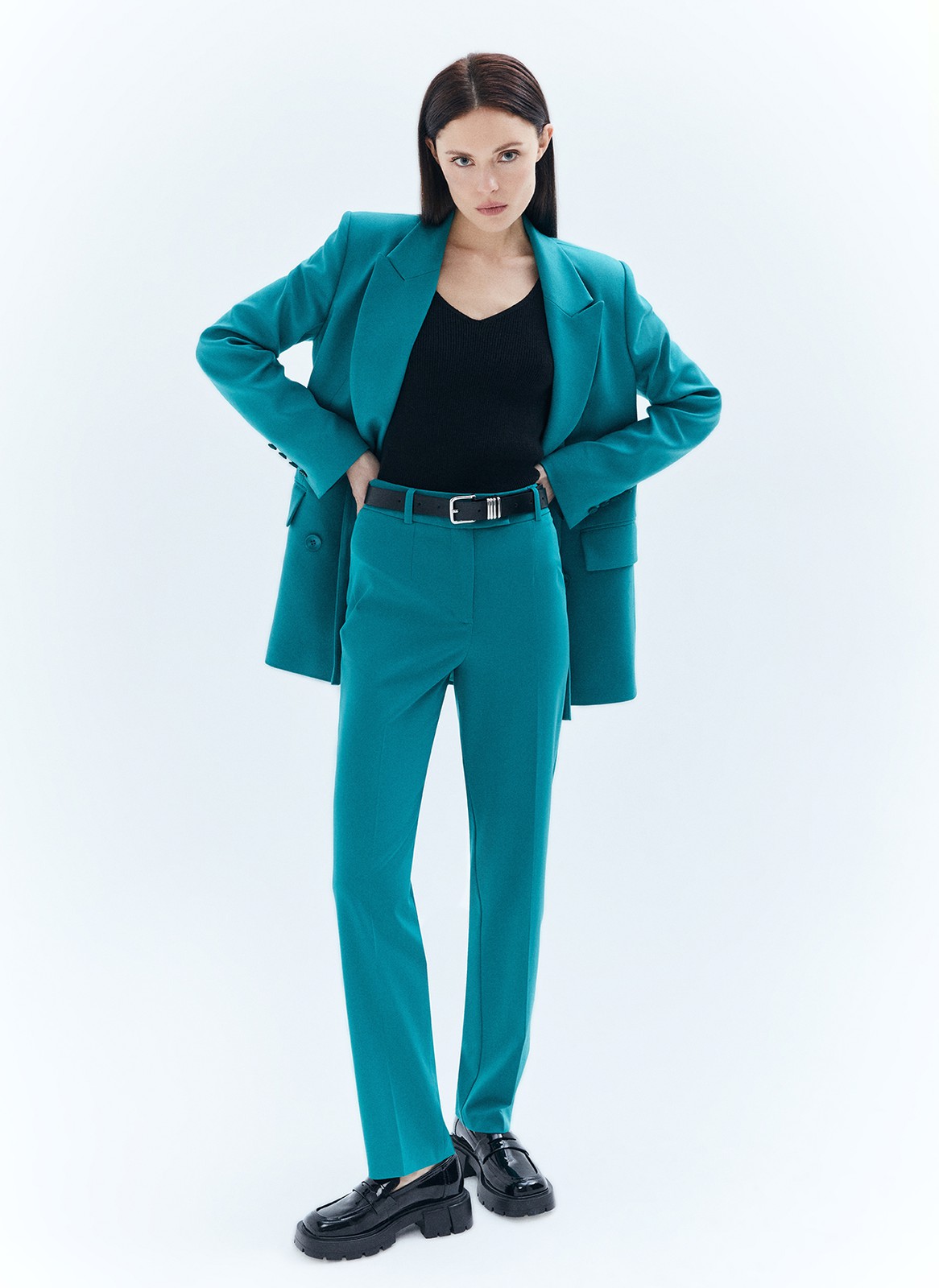 Брюки зауженные к низу, цвет: изумрудный Allweneed
Зауженные брюки на средней посадке из костюмной ткани. Модель на складке и со стрелкой. Ткань хорошо держит форму, поэтому изделие долго сохраняет свой первоначальный вид. Два кармана с отрезным бочком и скрытая застёжка на молнии. Брюки умеренного, классического силуэта, которые легко сочетаются с жакетом. База для офиса, деловых встреч и просто для жизни.
