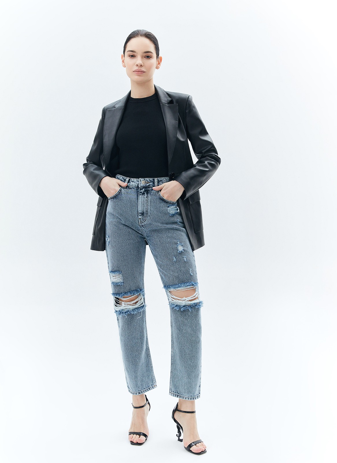 Джинсы прямого кроя с посадкой на талии. Широкие разрезы и эффект потёртостей в винтажном стиле. Четыре кармана для разных мелочей. Застёжка на молнию и металлическую пуговицу. Плотный деним позволяет держать форму и красиво облегать линию бедра. Мы выполнили модель из нашего премиального 100% хлопкового денима с авторской варкой и брендированной фурнитурой высокого качества.