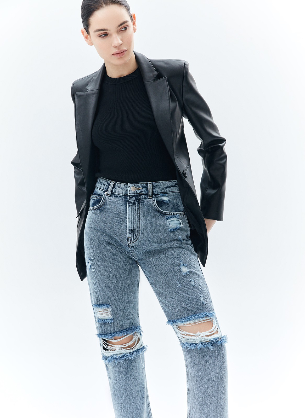 Джинсы прямого кроя с посадкой на талии. Широкие разрезы и эффект потёртостей в винтажном стиле. Четыре кармана для разных мелочей. Застёжка на молнию и металлическую пуговицу. Плотный деним позволяет держать форму и красиво облегать линию бедра. Мы выполнили модель из нашего премиального 100% хлопкового денима с авторской варкой и брендированной фурнитурой высокого качества.