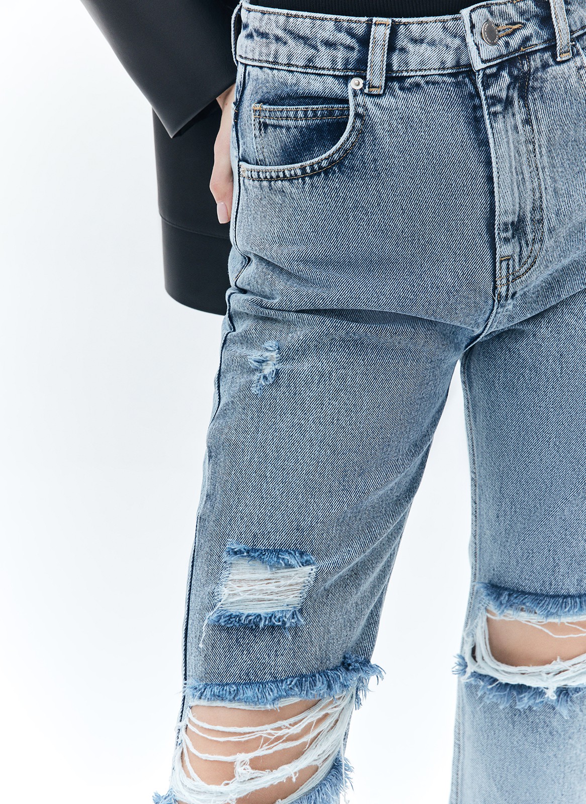 Джинсы прямого кроя с посадкой на талии. Широкие разрезы и эффект потёртостей в винтажном стиле. Четыре кармана для разных мелочей. Застёжка на молнию и металлическую пуговицу. Плотный деним позволяет держать форму и красиво облегать линию бедра. Мы выполнили модель из нашего премиального 100% хлопкового денима с авторской варкой и брендированной фурнитурой высокого качества.