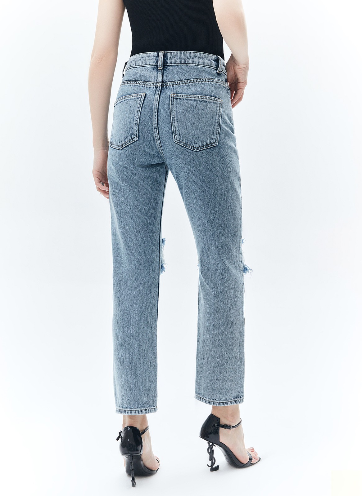 Джинсы прямого кроя с посадкой на талии. Широкие разрезы и эффект потёртостей в винтажном стиле. Четыре кармана для разных мелочей. Застёжка на молнию и металлическую пуговицу. Плотный деним позволяет держать форму и красиво облегать линию бедра. Мы выполнили модель из нашего премиального 100% хлопкового денима с авторской варкой и брендированной фурнитурой высокого качества.