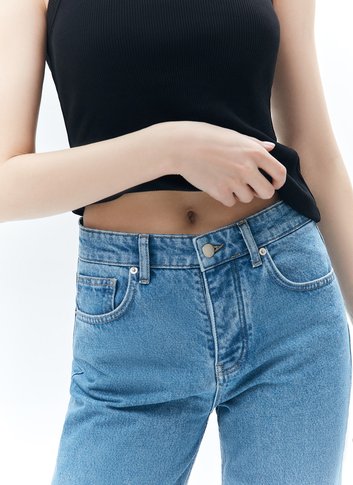 Джинсы straight fit со средней посадкой, цвет: голубой Allweneed Прямые джинсы умеренного прилегания, зауженные к низу. Модель на средней посадке компромиссный вариант между классической высокой и трендовой низкой. Крой вытягивает силуэт и визуально добавляет сантиметры росту. Плотный материал прекрасно держит форму и красиво облегает линию бедра. Вот уже несколько сезонов мы выделяем группу денима в своём ассортименте, благодаря чему вы стали узнавать нас ещё и по ней. Эта модель образец нашего высокого качества. Выполнены из премиального 100% хлопкового денима с авторской варкой и брендированной фурнитурой высокого качества.