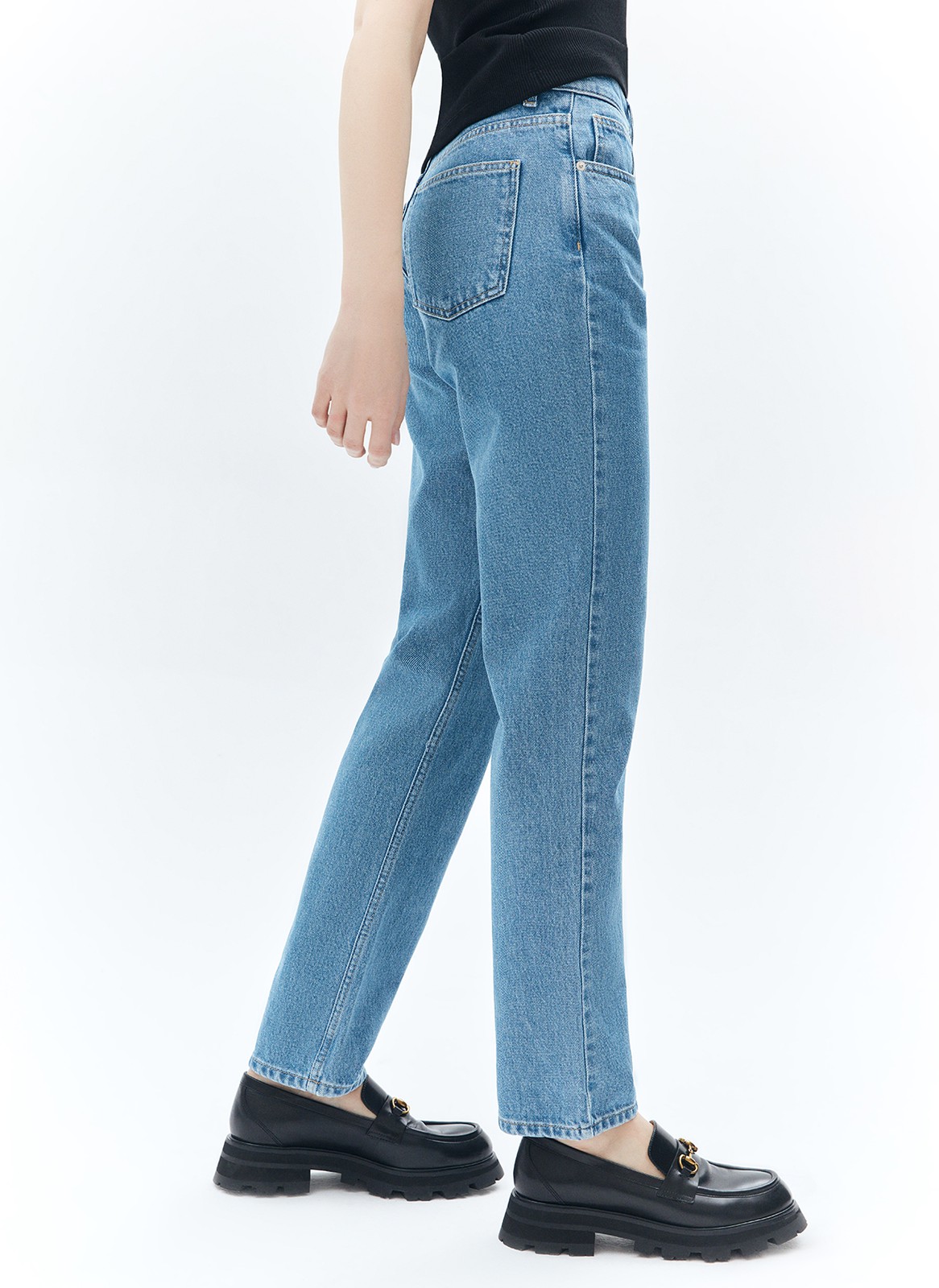 Джинсы straight fit со средней посадкой, цвет: голубой Allweneed Прямые джинсы умеренного прилегания, зауженные к низу. Модель на средней посадке компромиссный вариант между классической высокой и трендовой низкой. Крой вытягивает силуэт и визуально добавляет сантиметры росту. Плотный материал прекрасно держит форму и красиво облегает линию бедра. Вот уже несколько сезонов мы выделяем группу денима в своём ассортименте, благодаря чему вы стали узнавать нас ещё и по ней. Эта модель образец нашего высокого качества. Выполнены из премиального 100% хлопкового денима с авторской варкой и брендированной фурнитурой высокого качества.