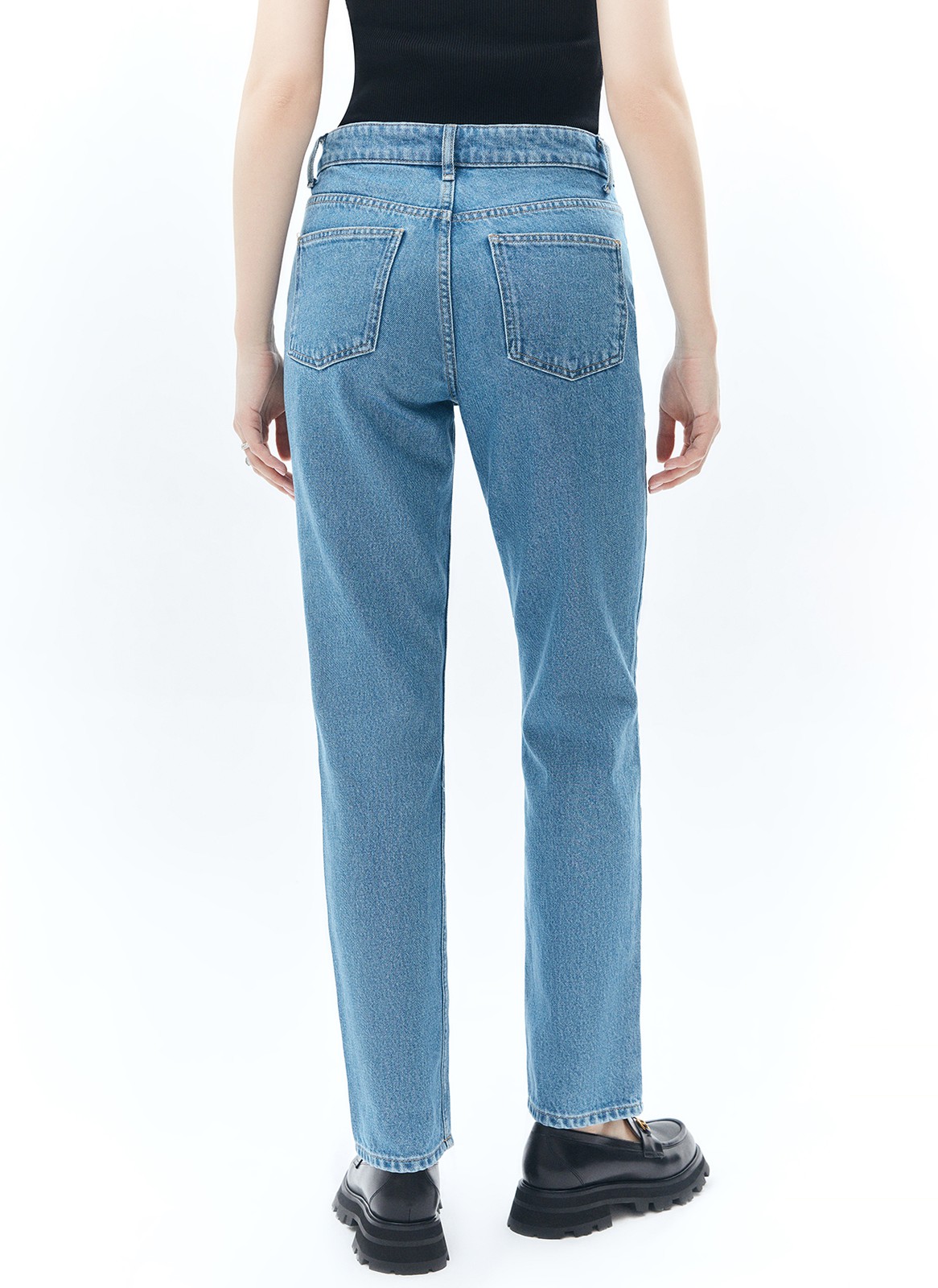 Джинсы straight fit со средней посадкой, цвет: голубой Allweneed Прямые джинсы умеренного прилегания, зауженные к низу. Модель на средней посадке компромиссный вариант между классической высокой и трендовой низкой. Крой вытягивает силуэт и визуально добавляет сантиметры росту. Плотный материал прекрасно держит форму и красиво облегает линию бедра. Вот уже несколько сезонов мы выделяем группу денима в своём ассортименте, благодаря чему вы стали узнавать нас ещё и по ней. Эта модель образец нашего высокого качества. Выполнены из премиального 100% хлопкового денима с авторской варкой и брендированной фурнитурой высокого качества.