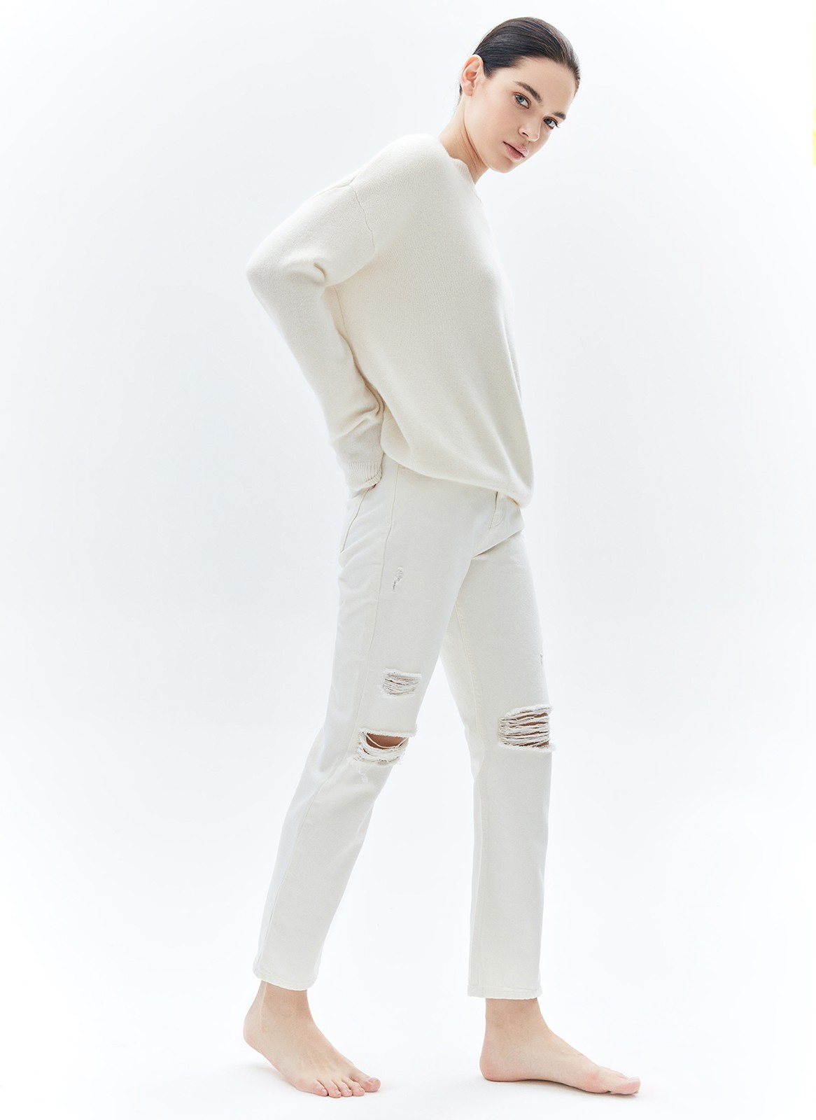 Джинсы рваные, цвет: белый Allweneed Джинсы прямого кроя с посадкой на талии. Широкие разрезы и эффект потёртостей в винтажном стиле. Четыре кармана для разных мелочей. Застёжка на молнию и металлическую пуговицу. Плотный деним позволяет держать форму и красиво облегать линию бедра. Мы выполнили модель из нашего премиального 100% хлопкового денима с авторской варкой и брендированной фурнитурой высокого качества.