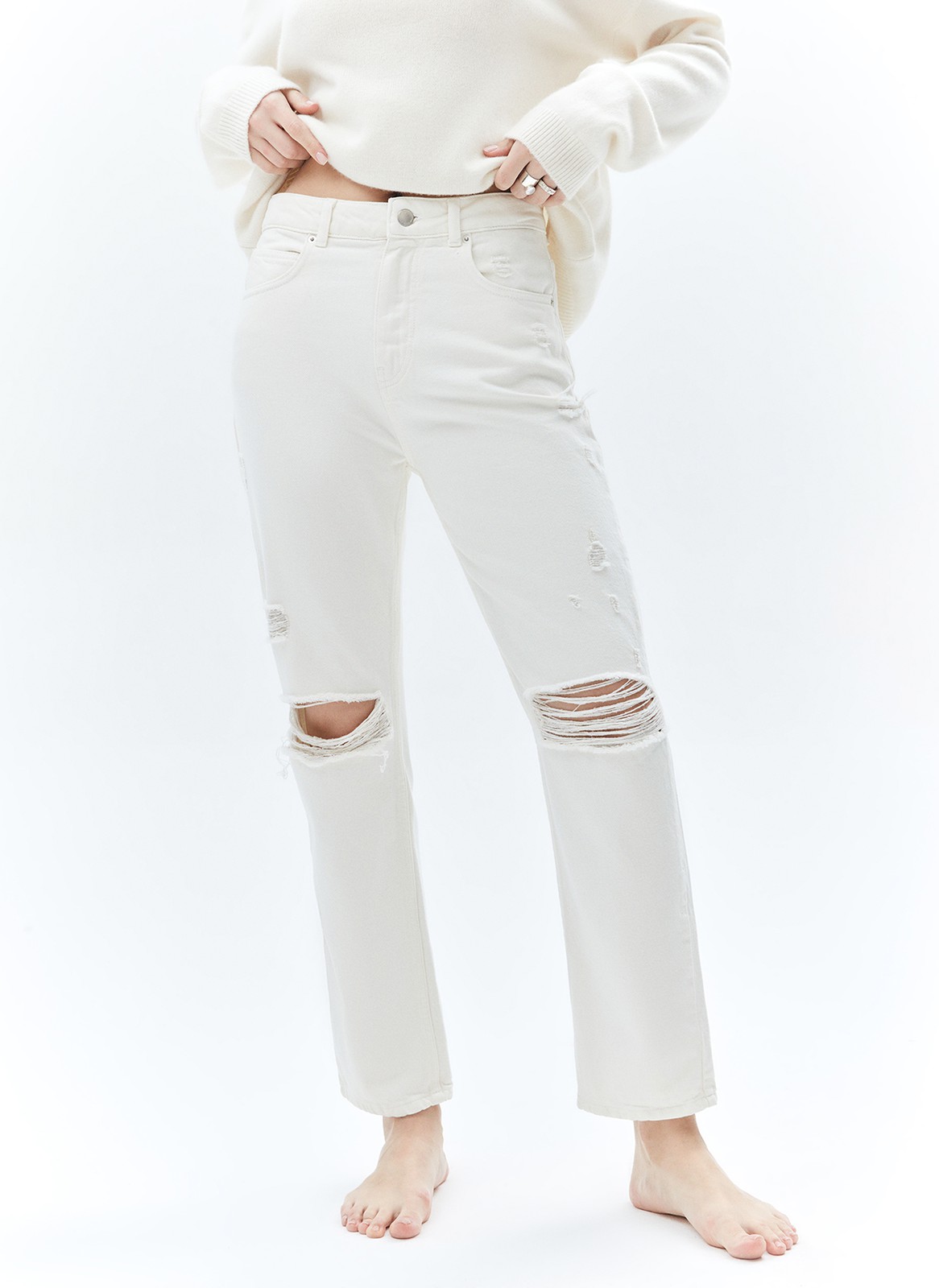 Джинсы рваные, цвет: белый Allweneed Джинсы прямого кроя с посадкой на талии. Широкие разрезы и эффект потёртостей в винтажном стиле. Четыре кармана для разных мелочей. Застёжка на молнию и металлическую пуговицу. Плотный деним позволяет держать форму и красиво облегать линию бедра. Мы выполнили модель из нашего премиального 100% хлопкового денима с авторской варкой и брендированной фурнитурой высокого качества.