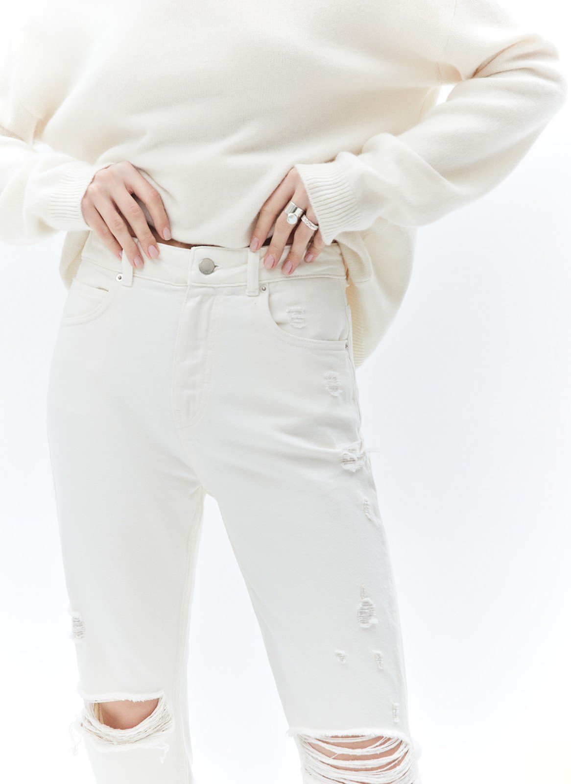 Джинсы рваные, цвет: белый Allweneed Джинсы прямого кроя с посадкой на талии. Широкие разрезы и эффект потёртостей в винтажном стиле. Четыре кармана для разных мелочей. Застёжка на молнию и металлическую пуговицу. Плотный деним позволяет держать форму и красиво облегать линию бедра. Мы выполнили модель из нашего премиального 100% хлопкового денима с авторской варкой и брендированной фурнитурой высокого качества.