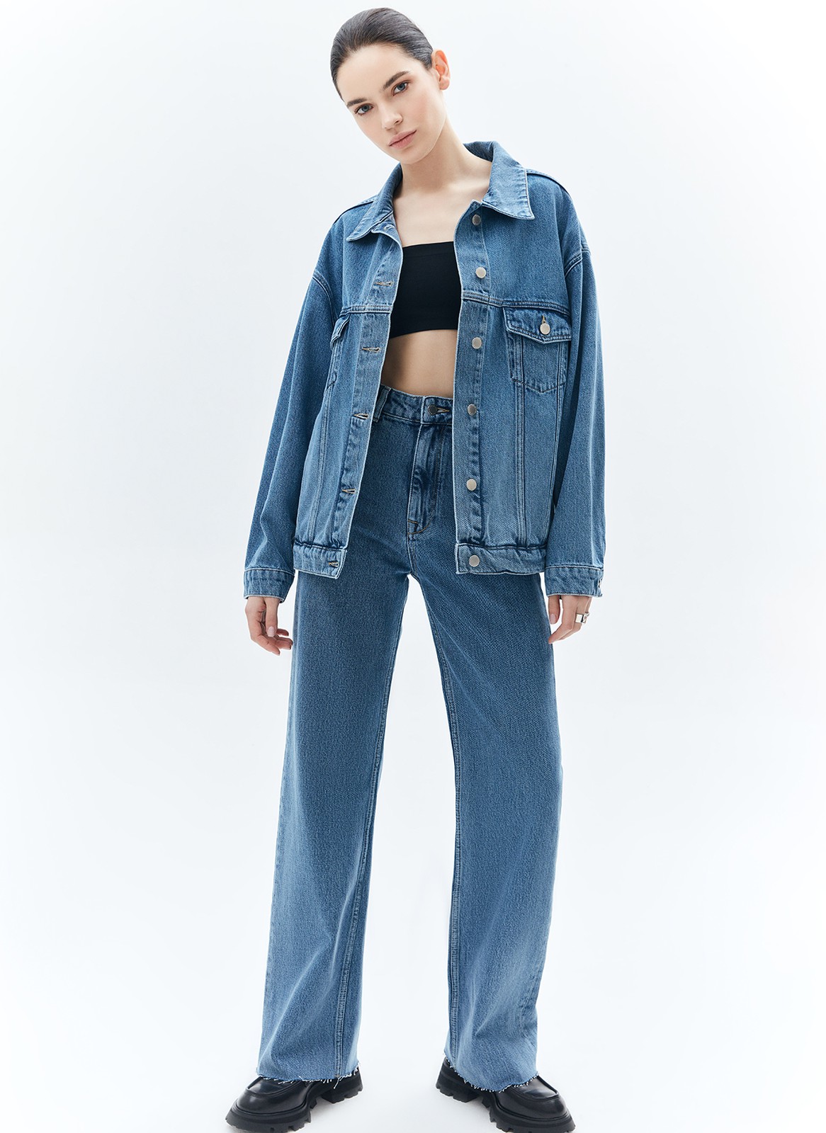 Прямые джинсы с посадкой на линии талии. Ваша любимая модель полной длины. Четыре кармана и отстрочки на передней половинке брюк. Плотный деним позволяет держать форму и красиво облегать линию бедра. Мы выполнили модель из нашего премиального 100% хлопкового денима с авторской варкой и брендированной фурнитурой высокого качества, по которой нас узнают.