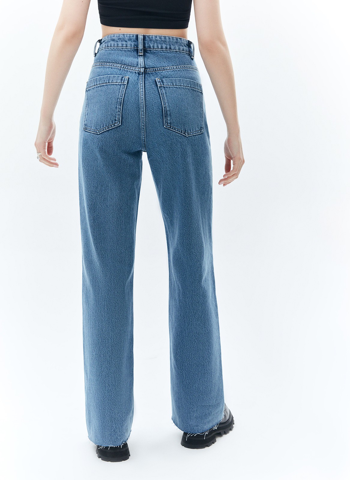 Прямые джинсы с посадкой на линии талии. Ваша любимая модель полной длины. Четыре кармана и отстрочки на передней половинке брюк. Плотный деним позволяет держать форму и красиво облегать линию бедра. Мы выполнили модель из нашего премиального 100% хлопкового денима с авторской варкой и брендированной фурнитурой высокого качества, по которой нас узнают.