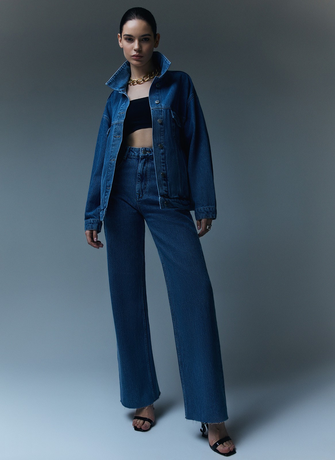 Прямые джинсы с посадкой на линии талии. Ваша любимая модель полной длины. Четыре кармана и отстрочки на передней половинке брюк. Плотный деним позволяет держать форму и красиво облегать линию бедра. Мы выполнили модель из нашего премиального 100% хлопкового денима с авторской варкой и брендированной фурнитурой высокого качества, по которой нас узнают.