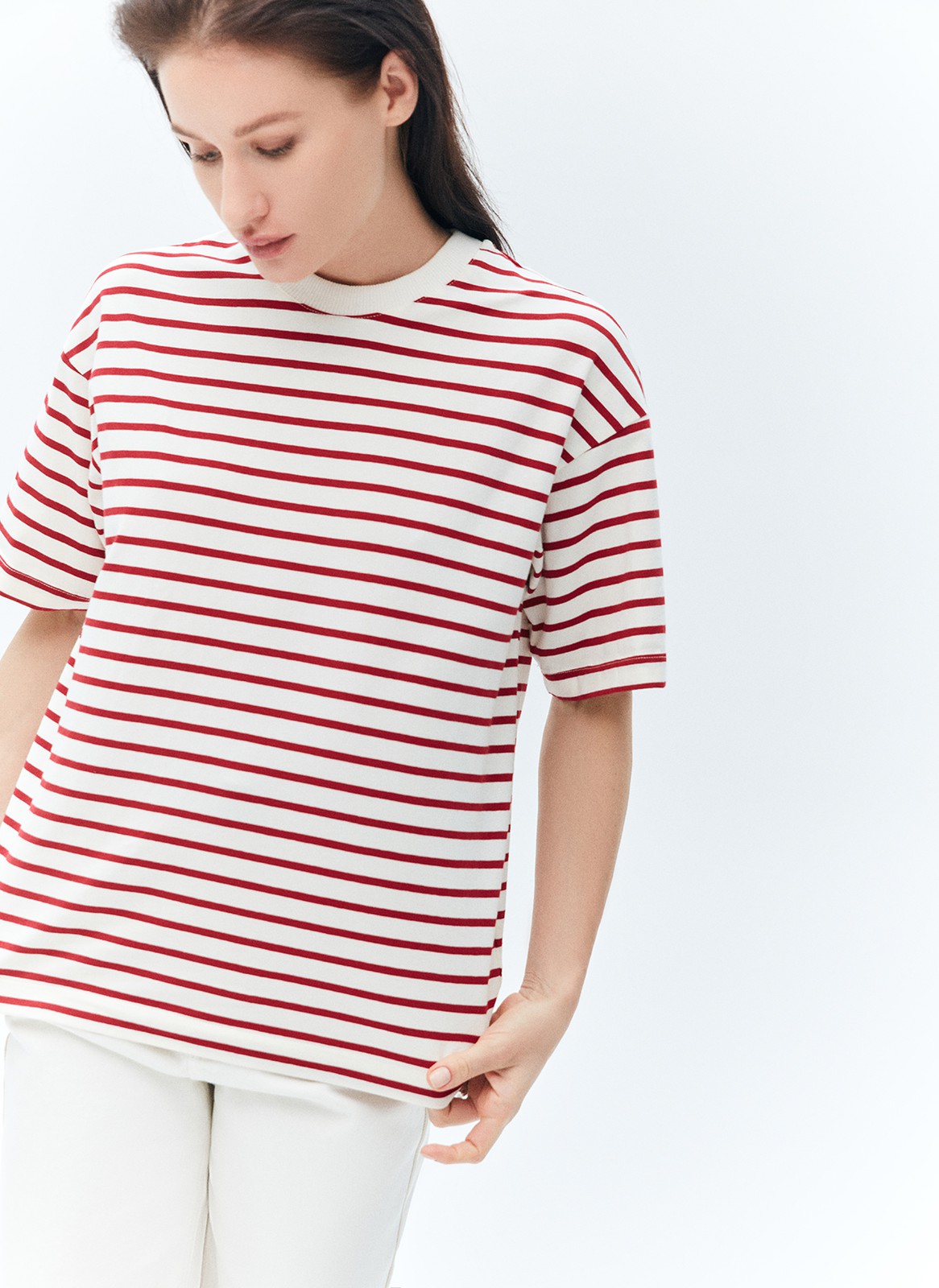 Футболка в полоску, цвет: Молочно-красный Allweneed
Футболка из плотной кулирки в горизонтальную полоску. Круглая обработанная горловина. Ткань хорошо держит форму. Благодаря натуральному составу в ней комфортно в любое время года. Мы любим эту модель за актуальный во все времена принт.