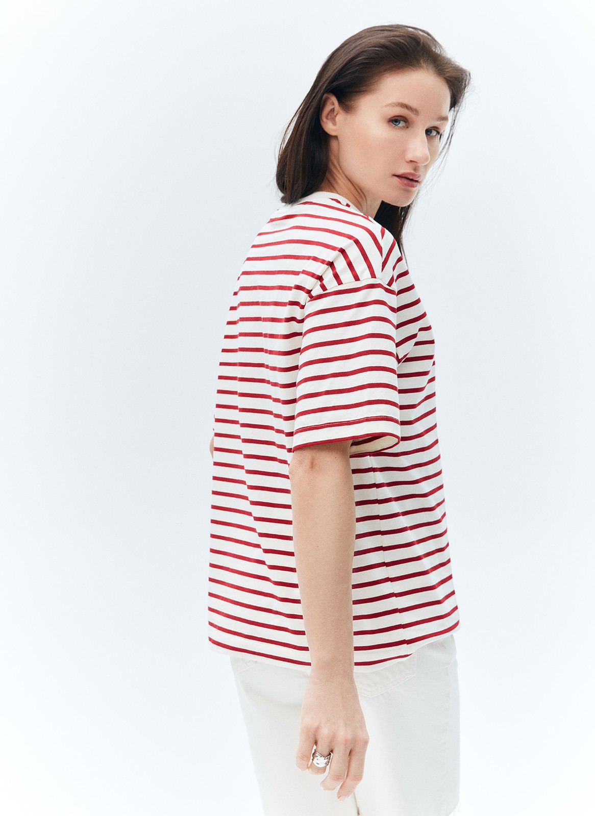 Футболка в полоску, цвет: Молочно-красный Allweneed
Футболка из плотной кулирки в горизонтальную полоску. Круглая обработанная горловина. Ткань хорошо держит форму. Благодаря натуральному составу в ней комфортно в любое время года. Мы любим эту модель за актуальный во все времена принт.