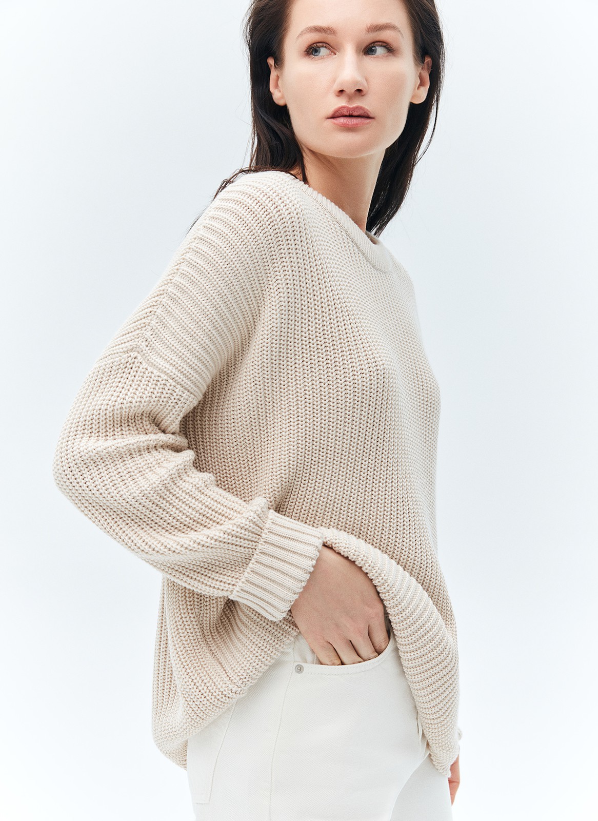 Свитер oversize, цвет: бежевый Allweneed Хлопковый свитер крупной вязки. Модель свободного силуэта, с круглой горловиной. Легко вписывается в весенний гардероб. Материал дышит и позволяет поддерживать оптимальный температурный режим. Мы рекомендуем носить его как самостоятельно, так и надеть под него футболку или рубашку. Это одна из наших любимых моделей для прогулок или уютных посиделок с подругой.