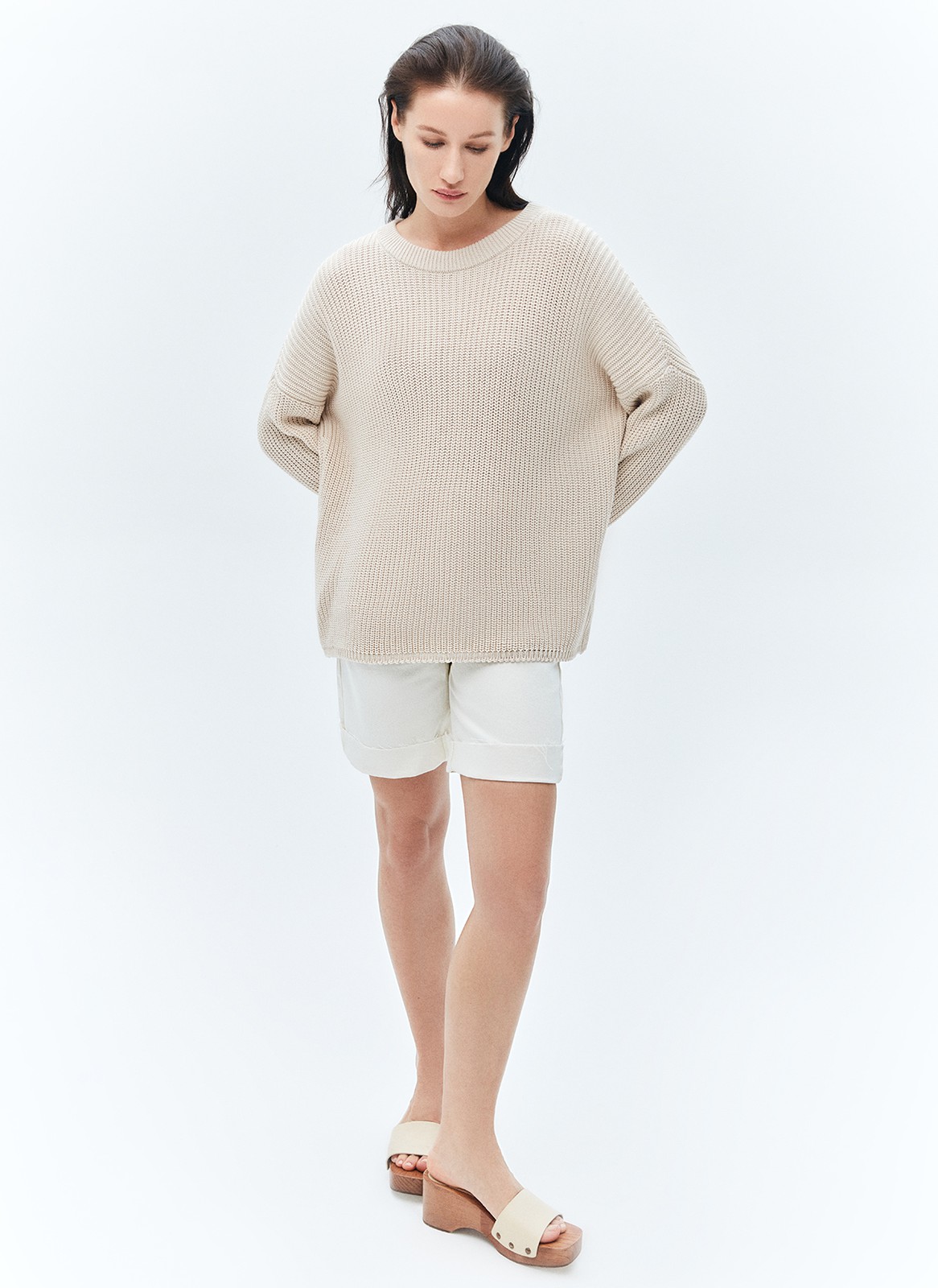 Свитер oversize, цвет: бежевый Allweneed Хлопковый свитер крупной вязки. Модель свободного силуэта, с круглой горловиной. Легко вписывается в весенний гардероб. Материал дышит и позволяет поддерживать оптимальный температурный режим. Мы рекомендуем носить его как самостоятельно, так и надеть под него футболку или рубашку. Это одна из наших любимых моделей для прогулок или уютных посиделок с подругой.