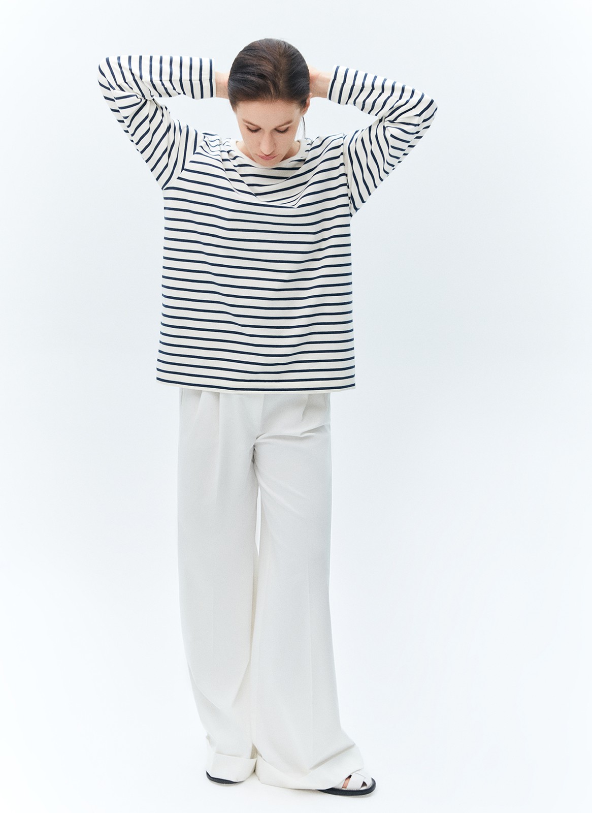 Лонгслив в полоску, цвет: Молочно-синий Allweneed
Лонгслив свободного кроя из мягкого трикотажного полотна. Актуальный удлинённый рукав и спущенная пройма. Благодаря приятной на ощупь ткани и отличному составу в нашей тельняшке вам будет комфортно целый день. Советуем носить модель с джинсами и юбками 24/7.