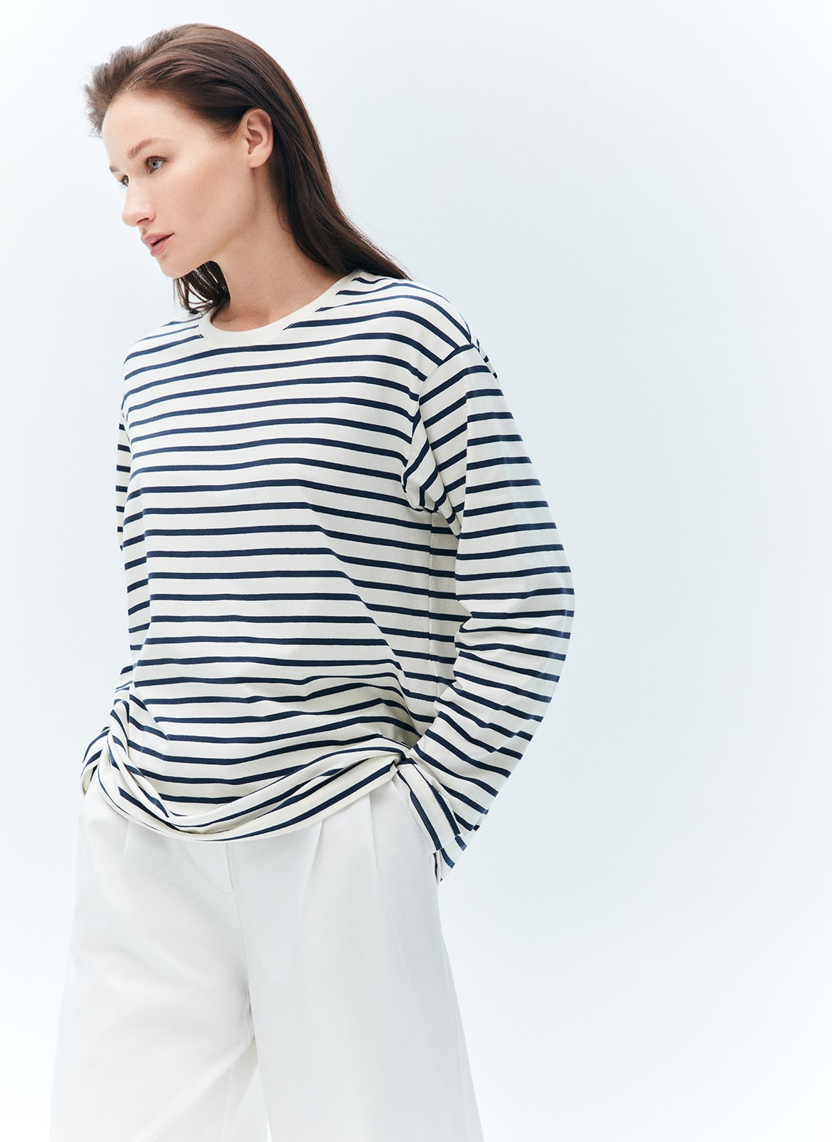 Лонгслив в полоску, цвет: Молочно-синий Allweneed
Лонгслив свободного кроя из мягкого трикотажного полотна. Актуальный удлинённый рукав и спущенная пройма. Благодаря приятной на ощупь ткани и отличному составу в нашей тельняшке вам будет комфортно целый день. Советуем носить модель с джинсами и юбками 24/7.