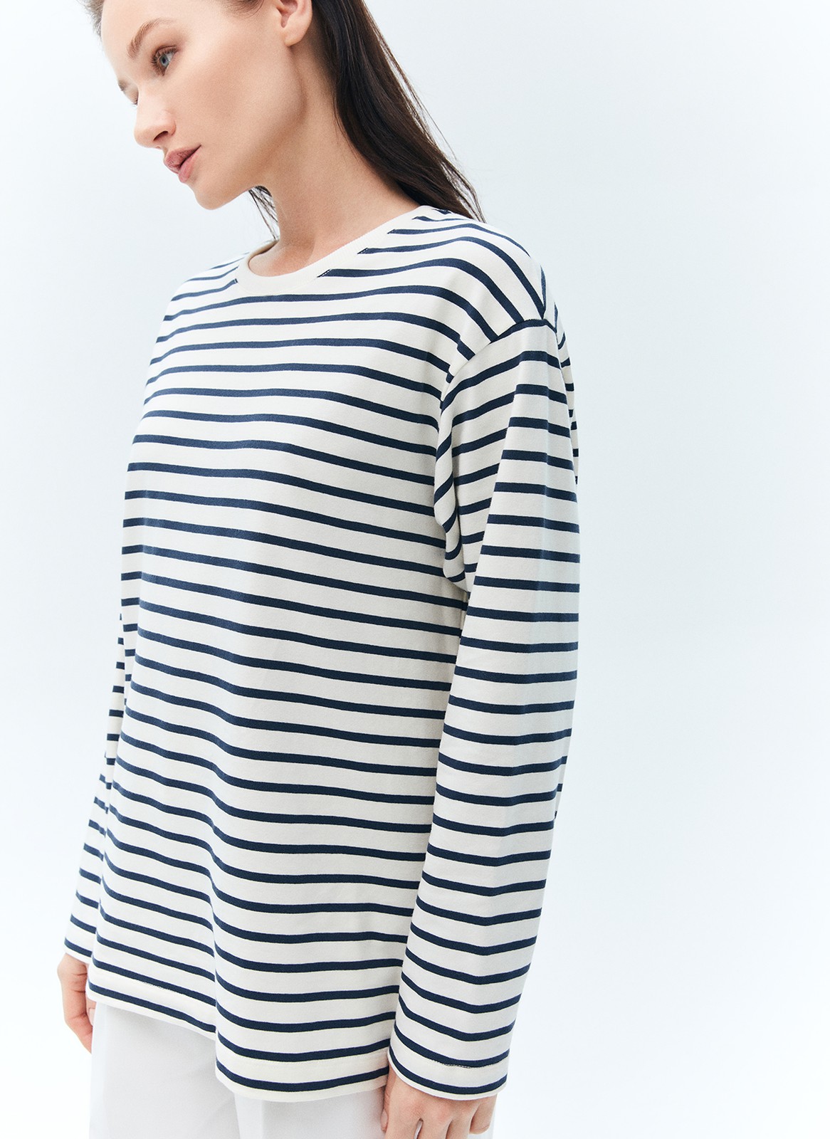 Лонгслив в полоску, цвет: Молочно-синий Allweneed
Лонгслив свободного кроя из мягкого трикотажного полотна. Актуальный удлинённый рукав и спущенная пройма. Благодаря приятной на ощупь ткани и отличному составу в нашей тельняшке вам будет комфортно целый день. Советуем носить модель с джинсами и юбками 24/7.