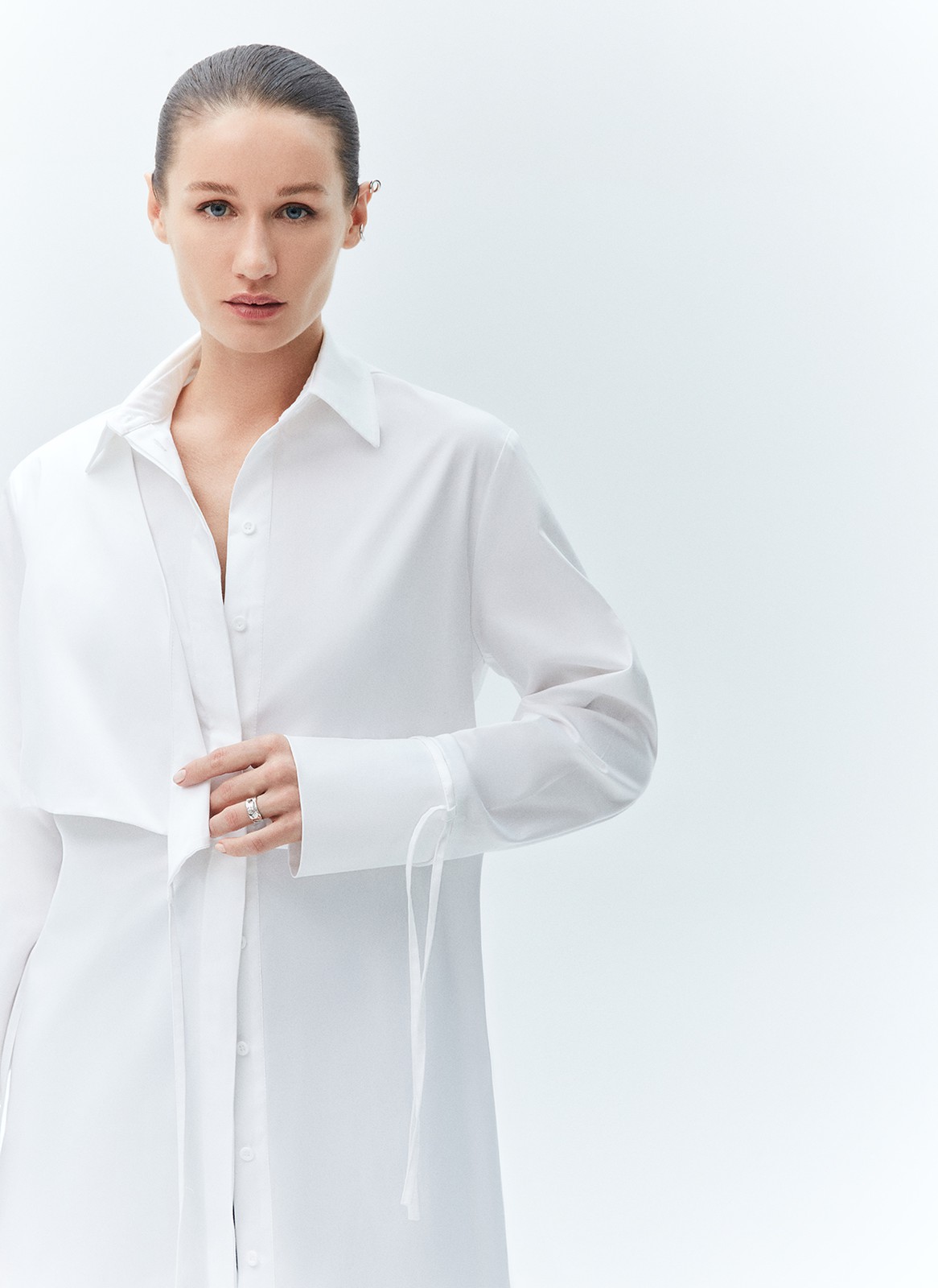 Платье-рубашка тренд, цвет: молочный Allweneed
Платье-рубашка или рубашка-платье? Это уникальная модель из плотного хлопка, которую каждая может носить по-разному. Платье с широкими длинными рукавами, манжетами и съёмными завязками. Отлично вписывается в тренд платье + брюки, но может выглядеть при этом почти консервативно. Благодаря натуральному составу, вам будет комфортно даже в жаркие дни. Акцент модели декоративная треугольная деталь. Её можно завязать для женственного силуэта или оставить свободной.
Экспериментируйте с образом: носите как рубашку на прогулки, а на свидания как необычное платье.