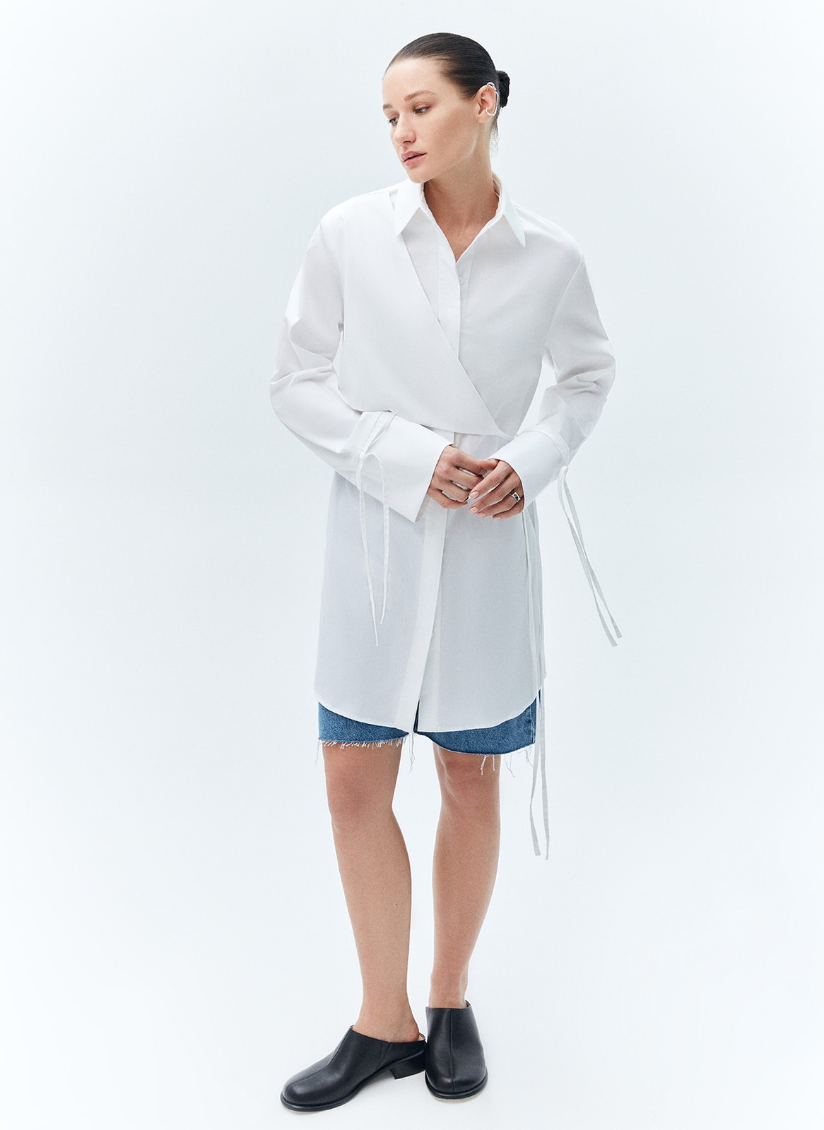 Платье-рубашка тренд, цвет: молочный Allweneed
Платье-рубашка или рубашка-платье? Это уникальная модель из плотного хлопка, которую каждая может носить по-разному. Платье с широкими длинными рукавами, манжетами и съёмными завязками. Отлично вписывается в тренд платье + брюки, но может выглядеть при этом почти консервативно. Благодаря натуральному составу, вам будет комфортно даже в жаркие дни. Акцент модели декоративная треугольная деталь. Её можно завязать для женственного силуэта или оставить свободной.
Экспериментируйте с образом: носите как рубашку на прогулки, а на свидания как необычное платье.