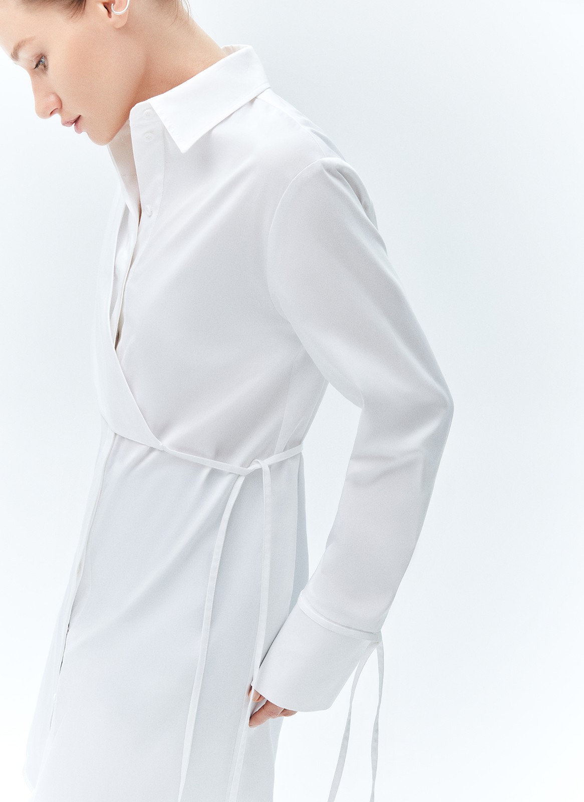Платье-рубашка тренд, цвет: молочный Allweneed
Платье-рубашка или рубашка-платье? Это уникальная модель из плотного хлопка, которую каждая может носить по-разному. Платье с широкими длинными рукавами, манжетами и съёмными завязками. Отлично вписывается в тренд платье + брюки, но может выглядеть при этом почти консервативно. Благодаря натуральному составу, вам будет комфортно даже в жаркие дни. Акцент модели декоративная треугольная деталь. Её можно завязать для женственного силуэта или оставить свободной.
Экспериментируйте с образом: носите как рубашку на прогулки, а на свидания как необычное платье.