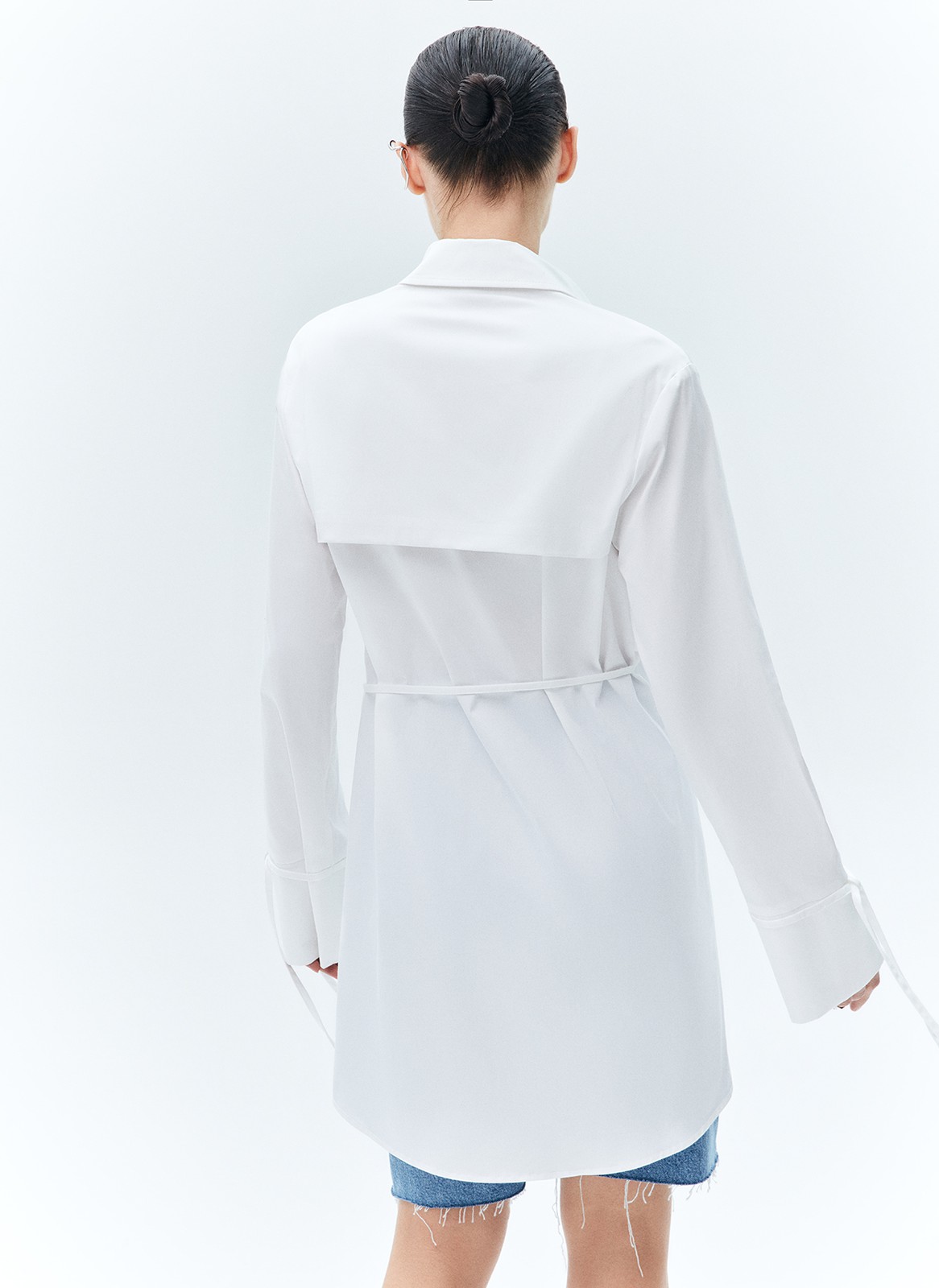 Платье-рубашка тренд, цвет: молочный Allweneed
Платье-рубашка или рубашка-платье? Это уникальная модель из плотного хлопка, которую каждая может носить по-разному. Платье с широкими длинными рукавами, манжетами и съёмными завязками. Отлично вписывается в тренд платье + брюки, но может выглядеть при этом почти консервативно. Благодаря натуральному составу, вам будет комфортно даже в жаркие дни. Акцент модели декоративная треугольная деталь. Её можно завязать для женственного силуэта или оставить свободной.
Экспериментируйте с образом: носите как рубашку на прогулки, а на свидания как необычное платье.
