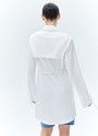 Платье-рубашка тренд, цвет: молочный Allweneed
Платье-рубашка или рубашка-платье? Это уникальная модель из плотного хлопка, которую каждая может носить по-разному. Платье с широкими длинными рукавами, манжетами и съёмными завязками. Отлично вписывается в тренд платье + брюки, но может выглядеть при этом почти консервативно. Благодаря натуральному составу, вам будет комфортно даже в жаркие дни. Акцент модели декоративная треугольная деталь. Её можно завязать для женственного силуэта или оставить свободной.
Экспериментируйте с образом: носите как рубашку на прогулки, а на свидания как необычное платье.
