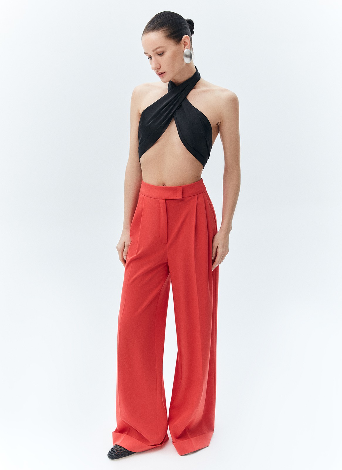 Брюки-палаццо с манжетами, цвет: ягодный Allweneed
Широкие брюки полной длины с манжетами. Выполнены из мягкой, достаточно тонкой, но формоустойчивой костюмной ткани, благодаря которой будет комфортно весной. Удобная скрытая застёжка на крючки и посадка на уровне талии. Модель удлиняет силуэт. Советуем носить комплектом с жакетом из новой коллекции.