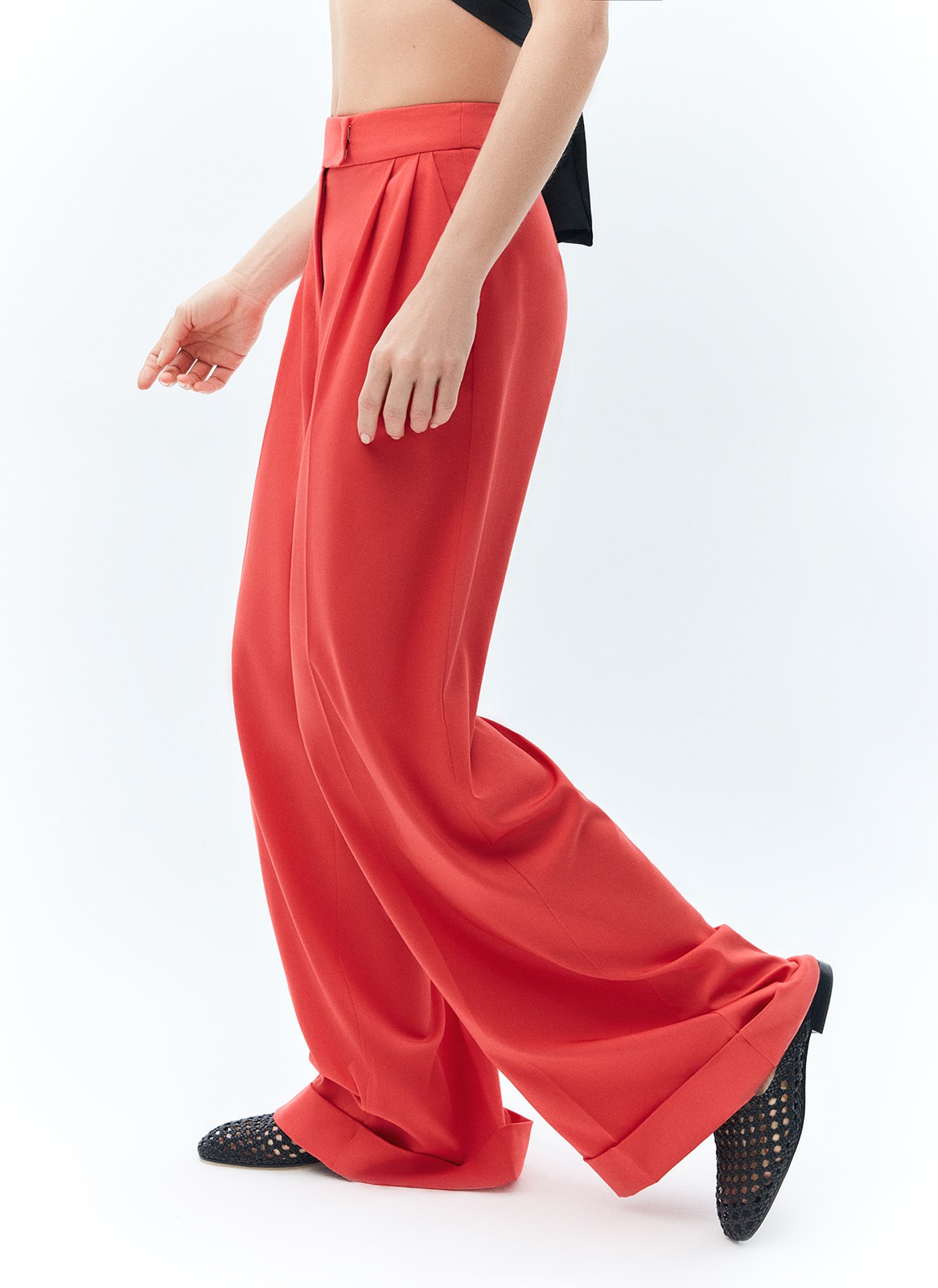 Брюки-палаццо с манжетами, цвет: ягодный Allweneed
Широкие брюки полной длины с манжетами. Выполнены из мягкой, достаточно тонкой, но формоустойчивой костюмной ткани, благодаря которой будет комфортно весной. Удобная скрытая застёжка на крючки и посадка на уровне талии. Модель удлиняет силуэт. Советуем носить комплектом с жакетом из новой коллекции.