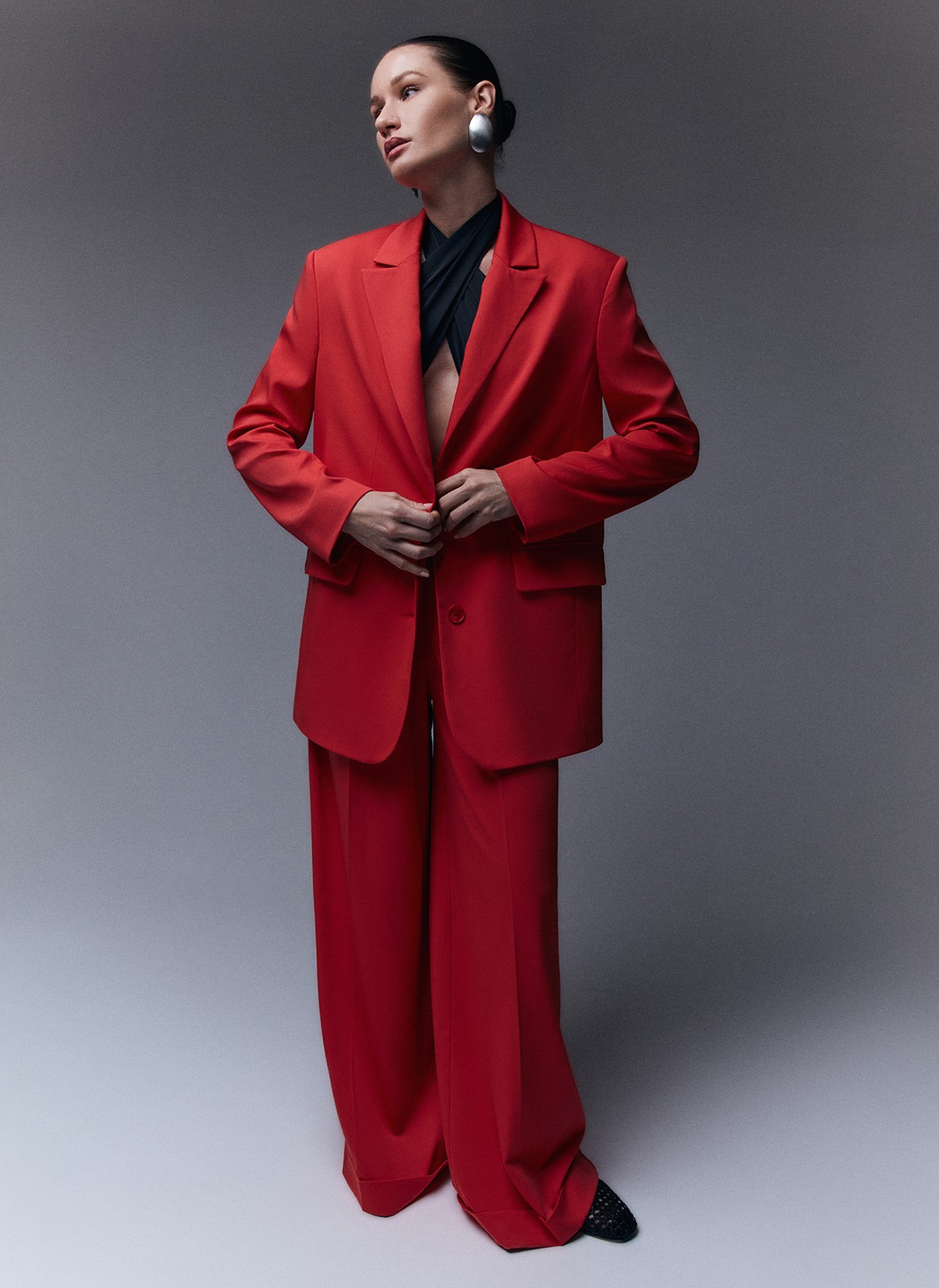 Жакет однобортный oversize, цвет: ягодный Allweneed
Однобортный жакет свободного кроя с классической линией плеча. Застёжка на две пуговицы и карманы с клапанами. Эту модель мы выполнили из мягкой и приятной к телу костюмной ткани, которая хорошо держит форму. Жакет можно носить комплектом с брюками или сделать его акцентом образа на каждый день. Наша любовь сложный кораллово-красный оттенок Luscious Red, Сочный красный из весенней палитры агентства прогнозирования тенденций WGSN + Coloro.